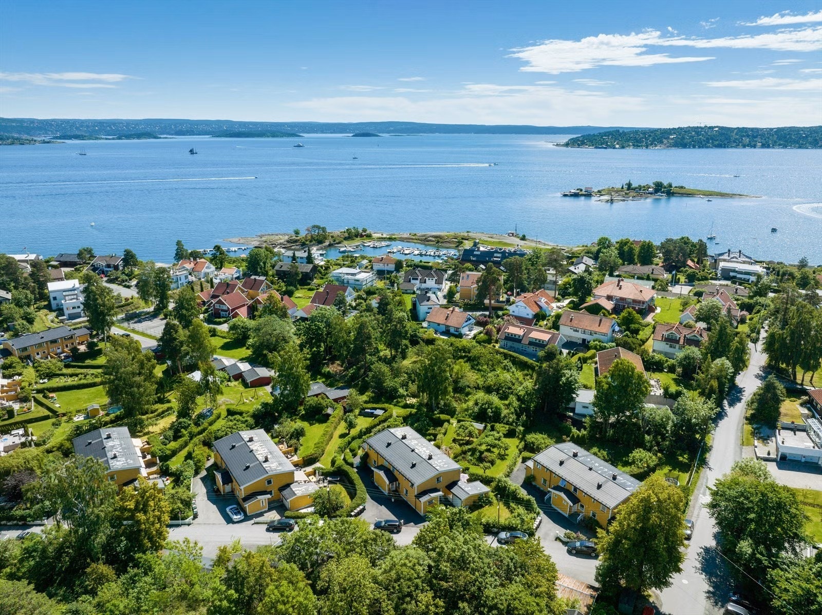 Bærum Seilforening som er en av de mest aktive seilforeninger i Norge, med stor bredde fra turseilere til OL deltagere med bredt tilbud til barn, ungdom og voksne i alle aldre, holder til i nærområdet. Galleribilde