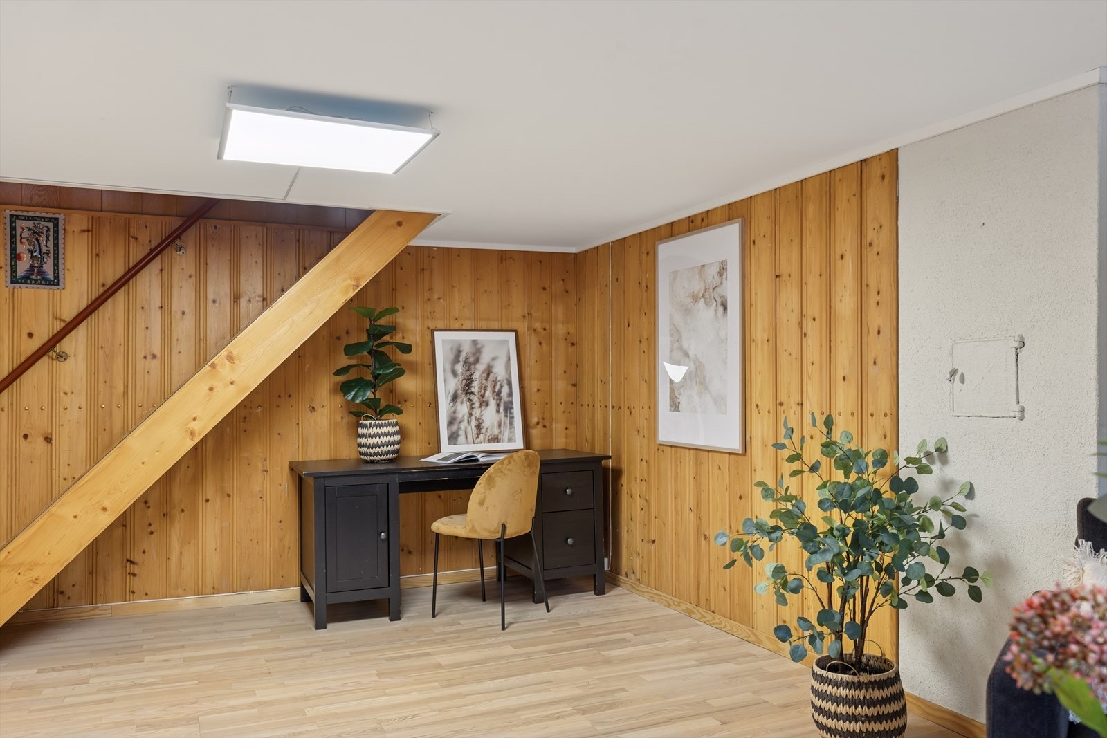 Fin plass under trappen. Galleribilde