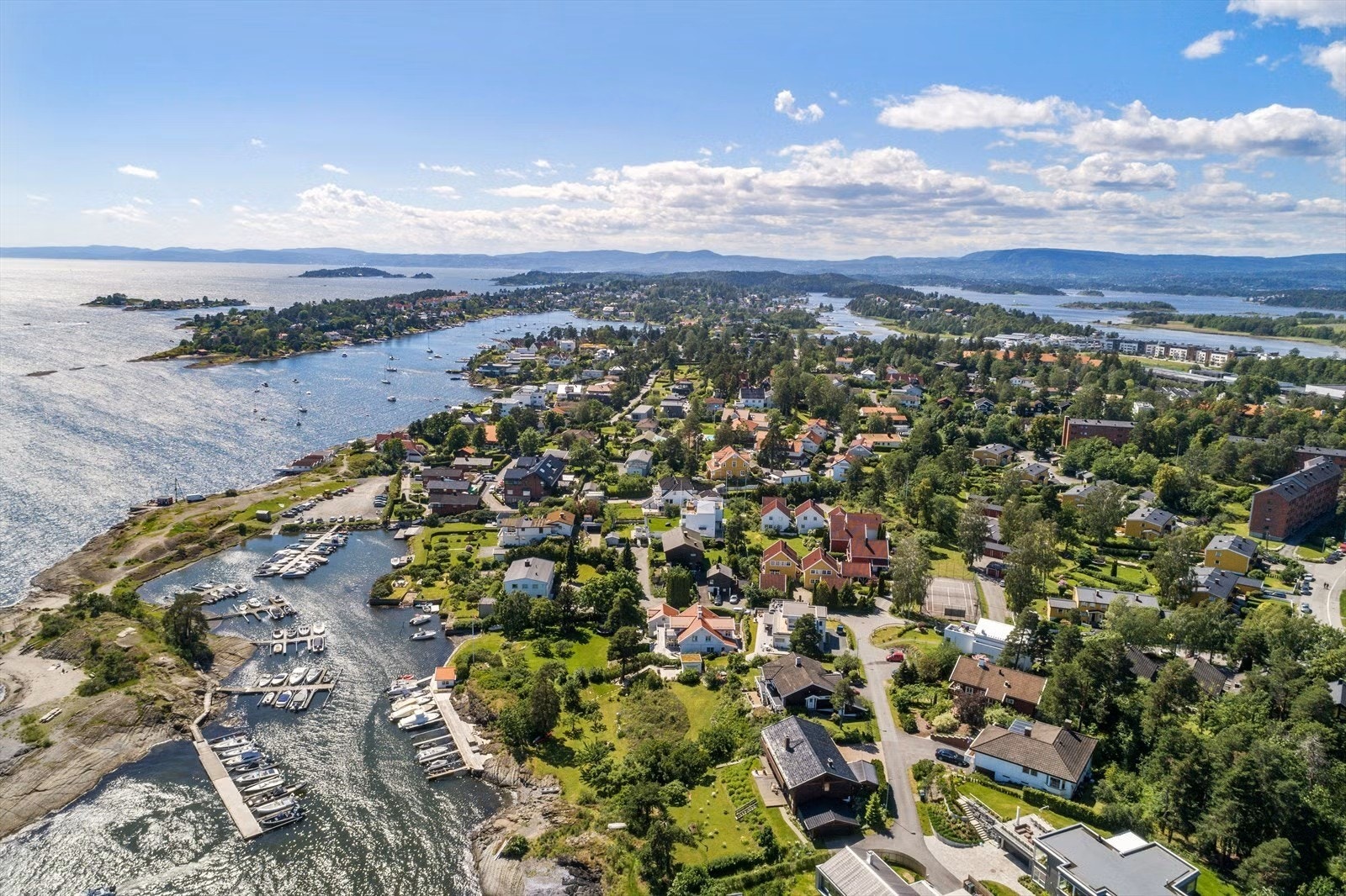Snarøen Vel har tilrettelagt for fine natur- og kyststier i området, fra Kongshavn til Lysaker. Vellet er engasjert og driftig i lokalmiljøet og blant annet også opptatt av vedlikehold av nærmiljø. Galleribilde