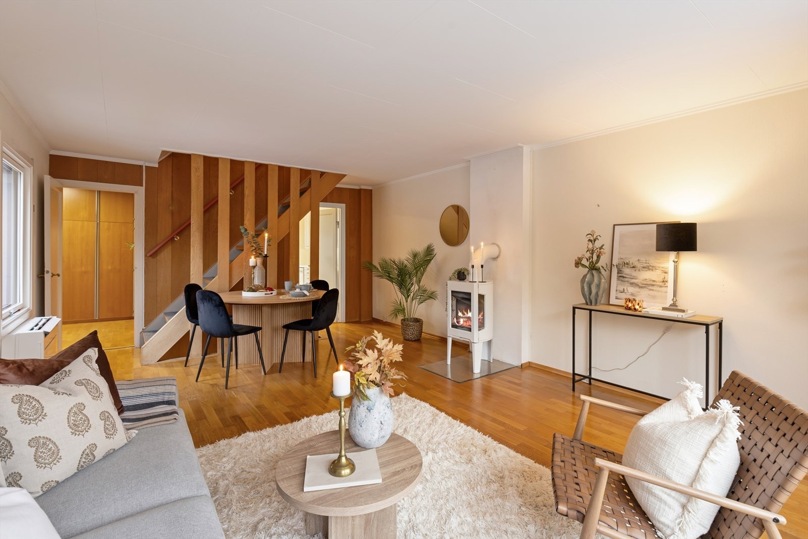 Stuen har rom for både sofa- og spisegruppe. Galleribilde