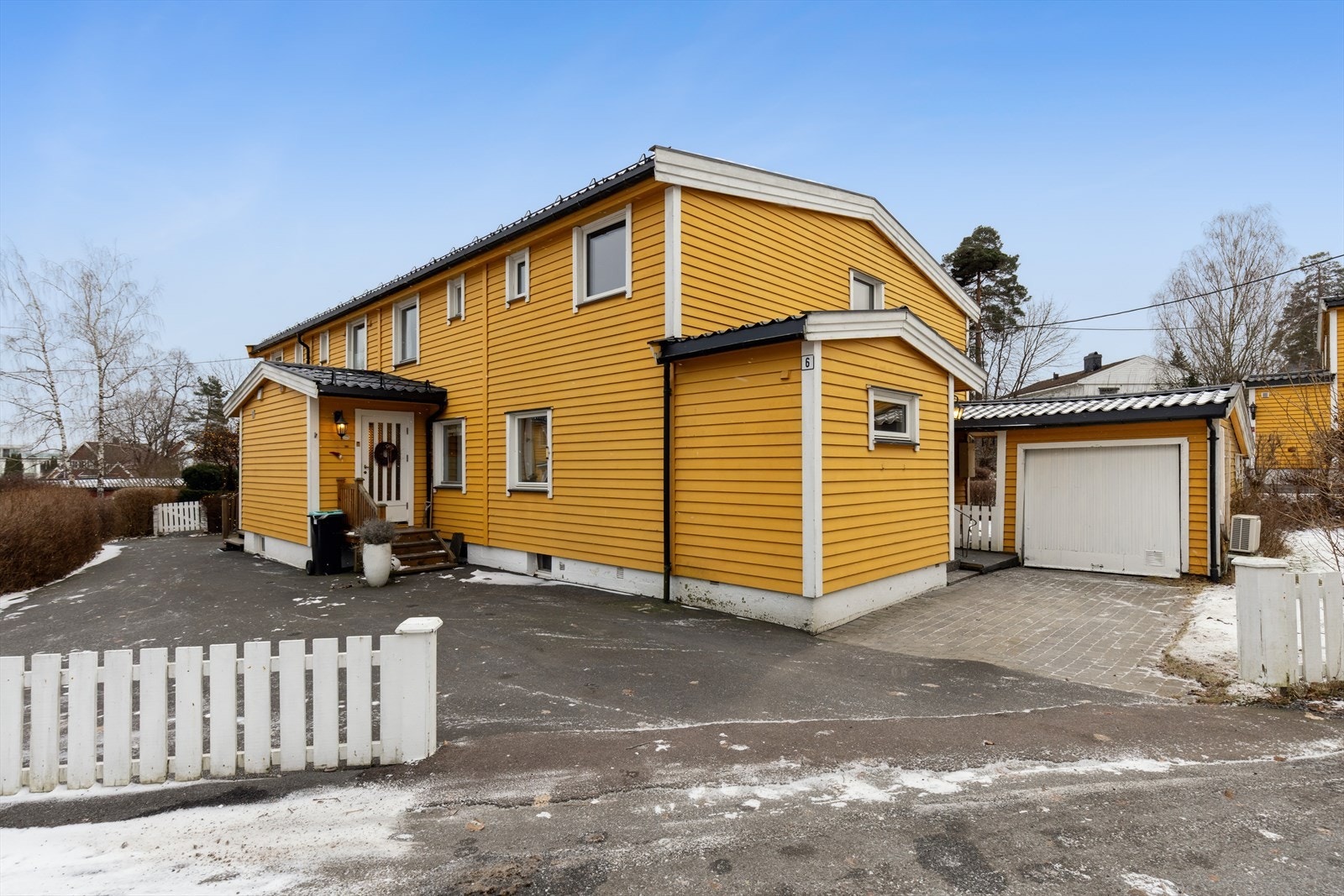 Boligen har parkeringsplass i garasje på 17 kvm ved inngangspartiet. Galleribilde