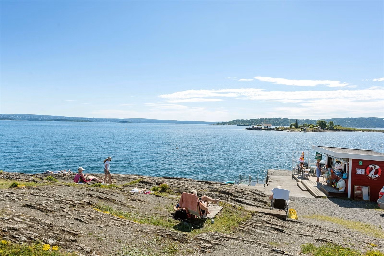 Sandstranda i Rolfsbukta er kun en kort spasertur unna. Galleribilde