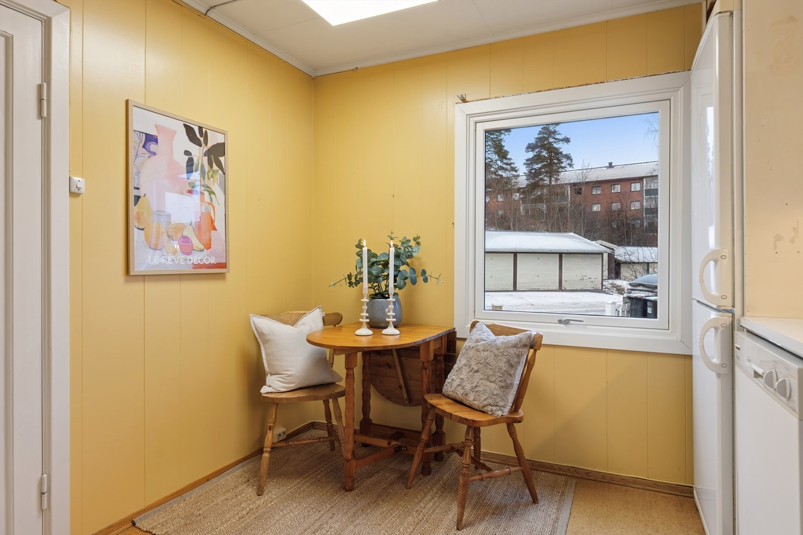 Adskilt kjøkkenløsning med plass til lite spisebord. Galleribilde