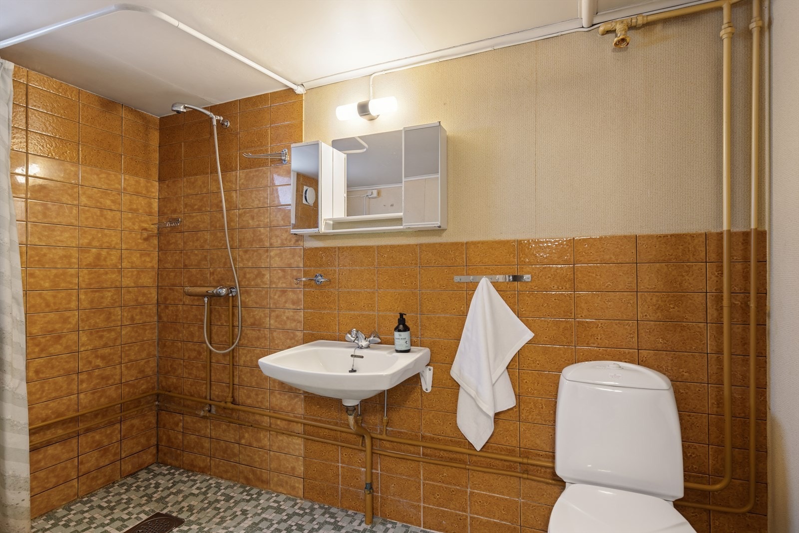 Badet i kjelleren har flislagte overflater. Galleribilde