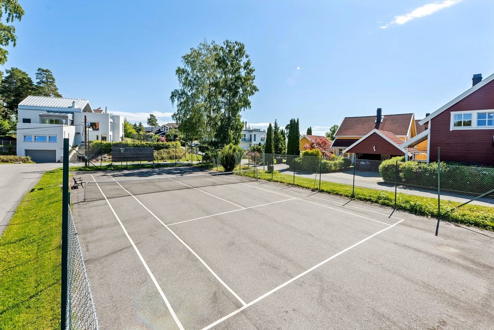 Felleseid tennisbane for beboerne, samt de grønne, barnevennlige fellesområdene. Galleribilde