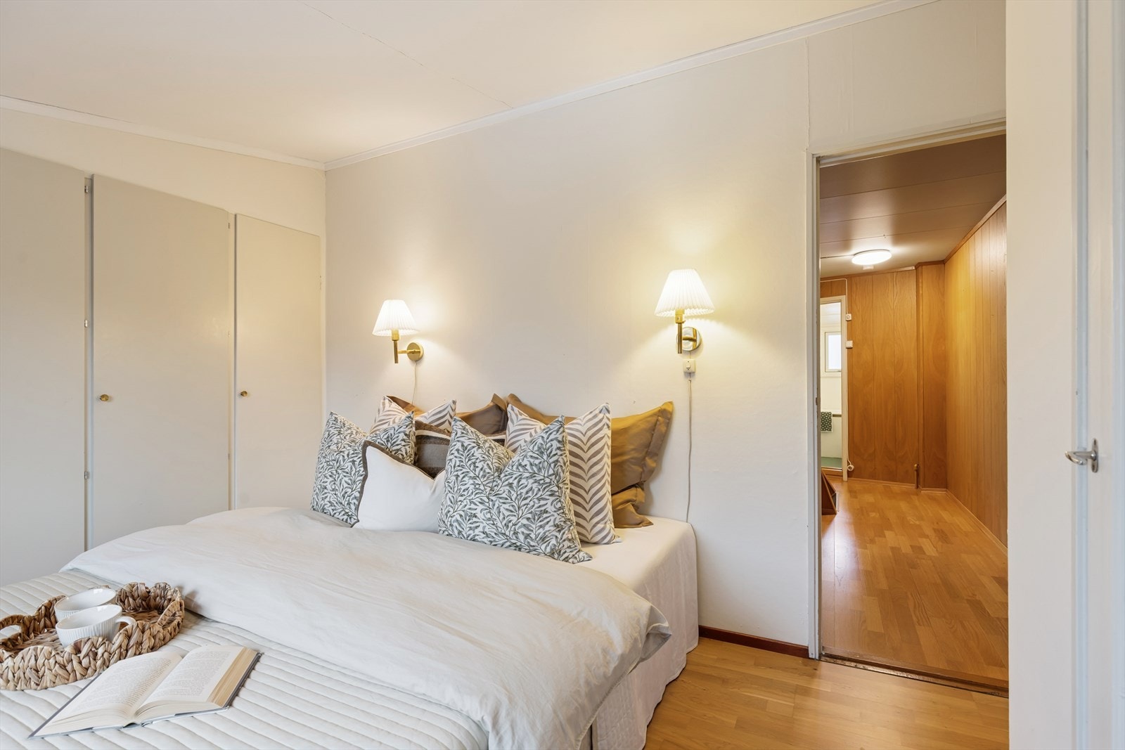 Hovedsoverommet har innebygde skap med mye oppbevaringsplass. Galleribilde