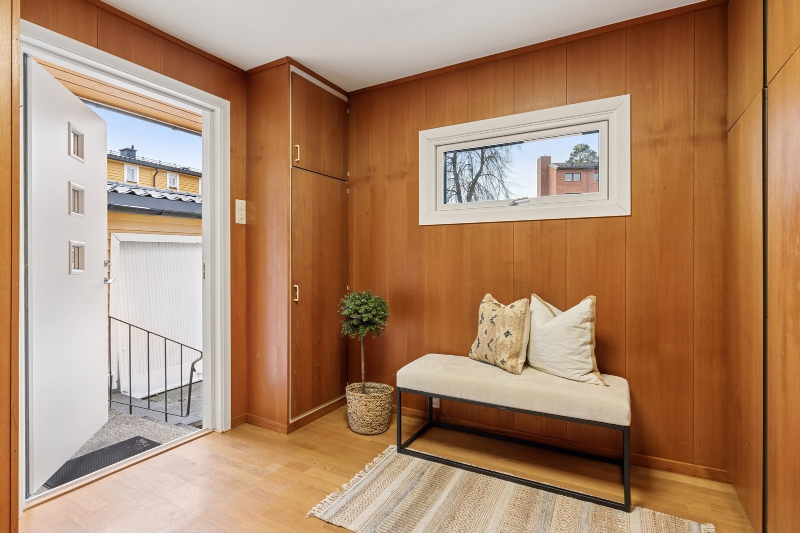 Man ønskes velkommen i en romslig entré. Galleribilde