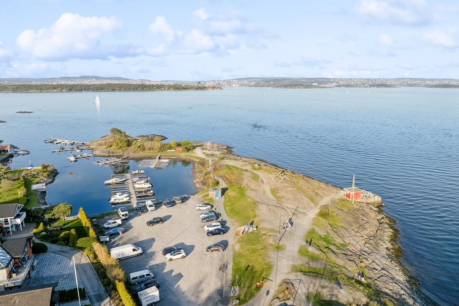 Halden brygge et par minutters spasertur unna. Her er det småbåthavn, strand, stupebrett, svaberg og kiosk. Galleribilde