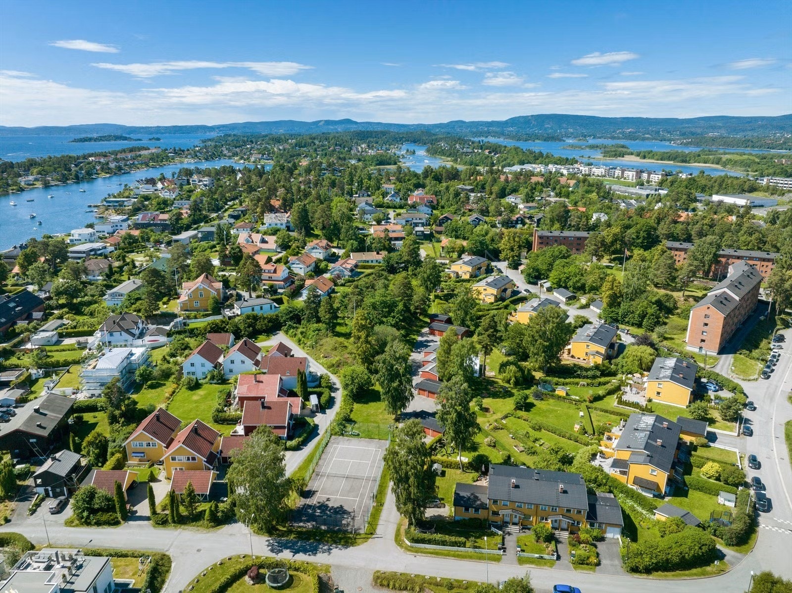 Snarøya regnes som et av Bærums mest eksklusive villastrøk. Nær Oslo sentrum, i snitt kun ca.15 minutter med bil inn til byen. Galleribilde