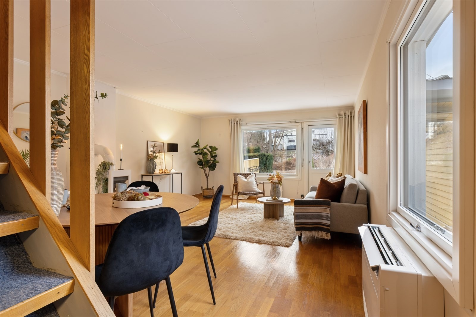 Store vinduer gir godt lysinnslipp i stuen., samt vinduet på enden. Galleribilde