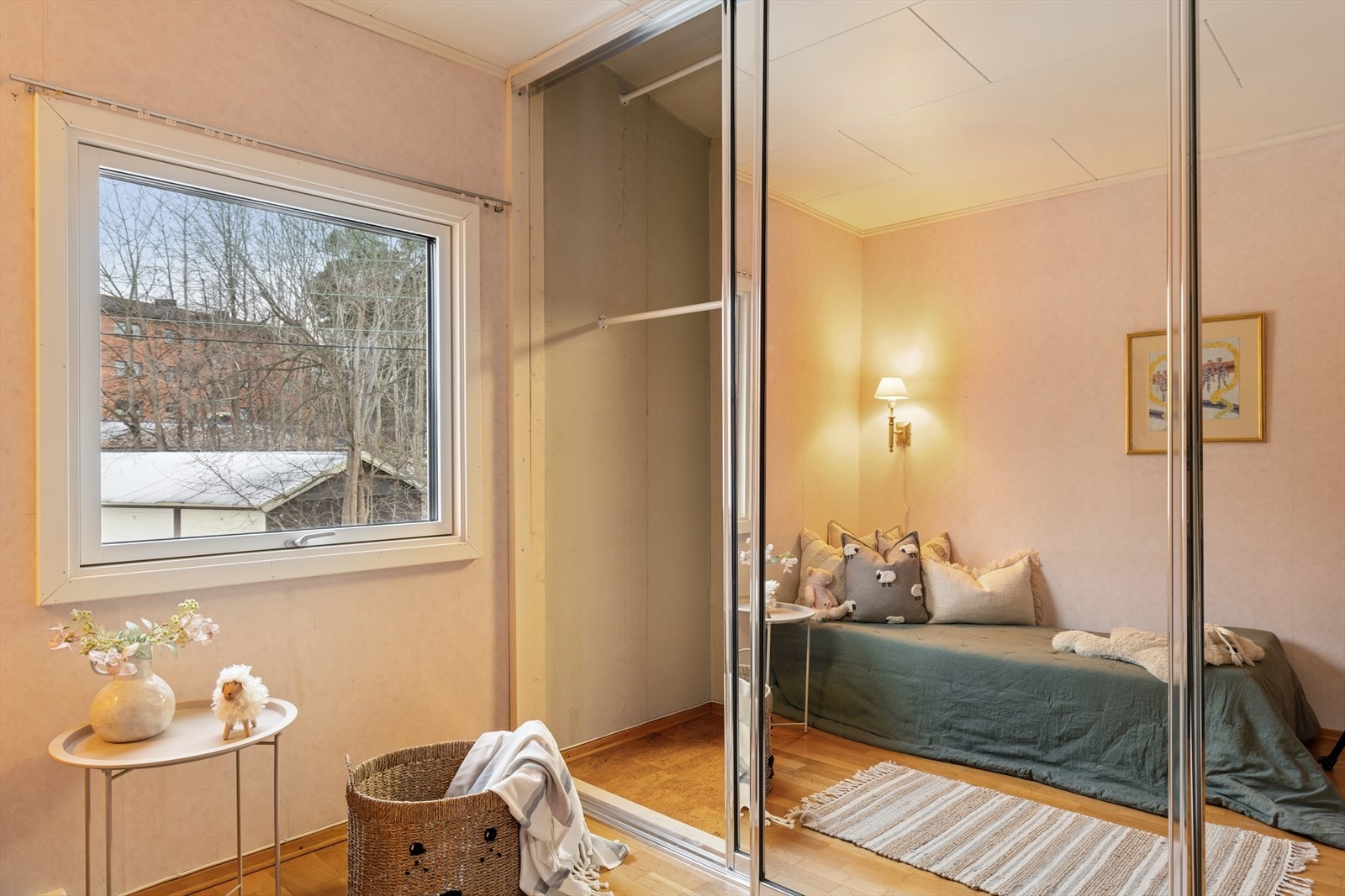 Godt med oppbevaringsplass bak skyvedør mot praktisk kott. Galleribilde