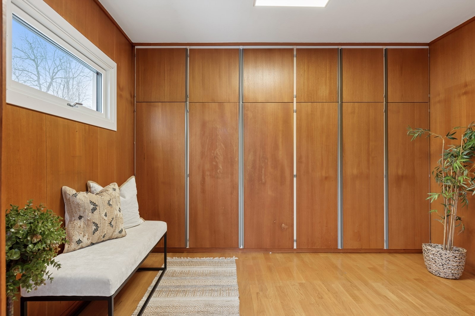 I entreen er det god plass til oppbevaring av klær. Galleribilde