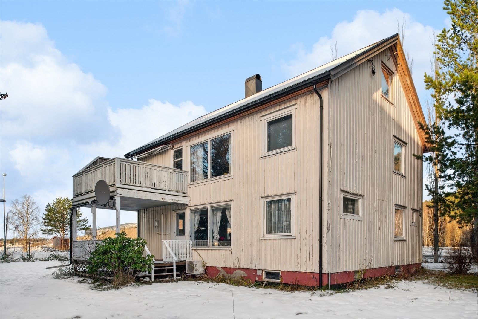 Landlig beliggenhet på Hognesaunet, men likevel bare en kort kjøretur unna Stjørdal sentrum (ca 3 km). Fine turområder i umiddelbar nærhet og det er også kort vei til Haraldreina skole med sine idrettsanlegg. Galleribilde