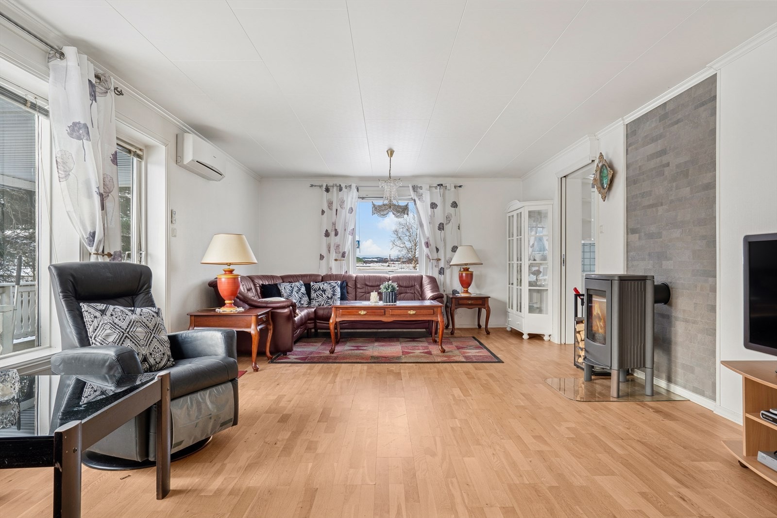 Den åpne planløsningen gir god plass til både avslapning og sosiale soner. Galleribilde