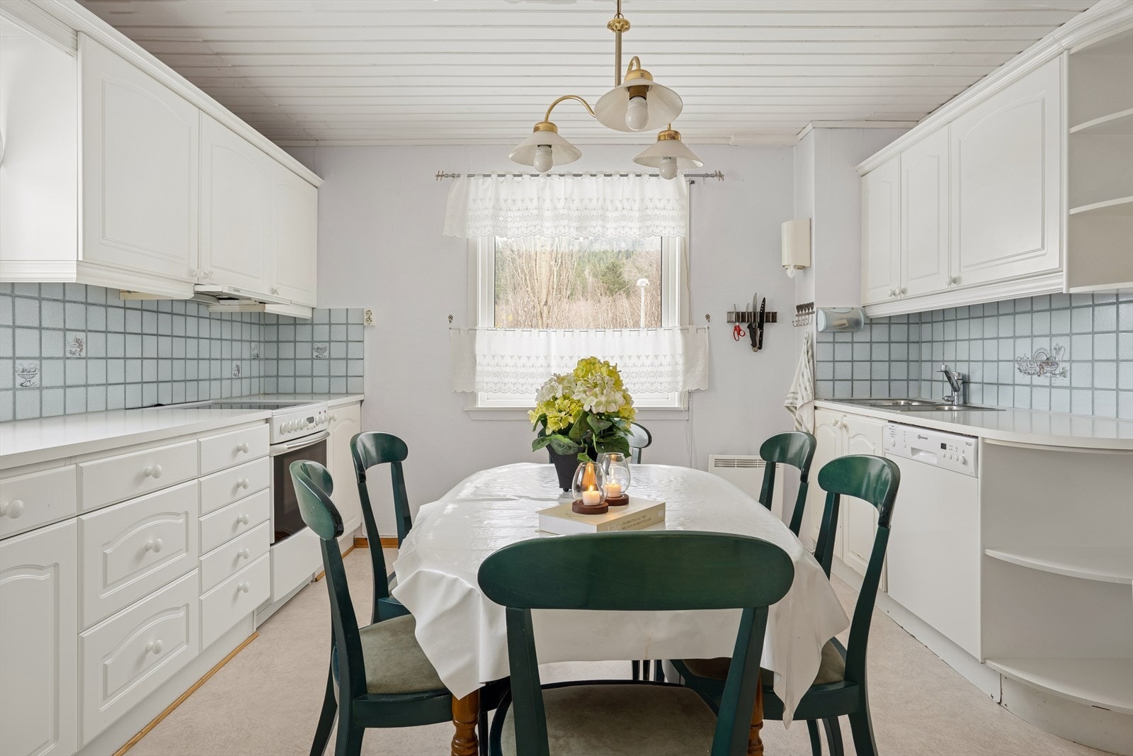 Her er det god benkplass og mye lagringsplass i overskap og skuffer. Galleribilde