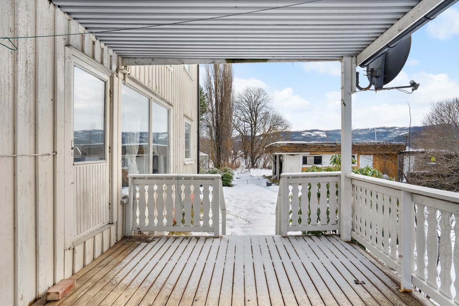 Sør-vest vendt terrasse som måler omtrent 10,5 kvm. Galleribilde