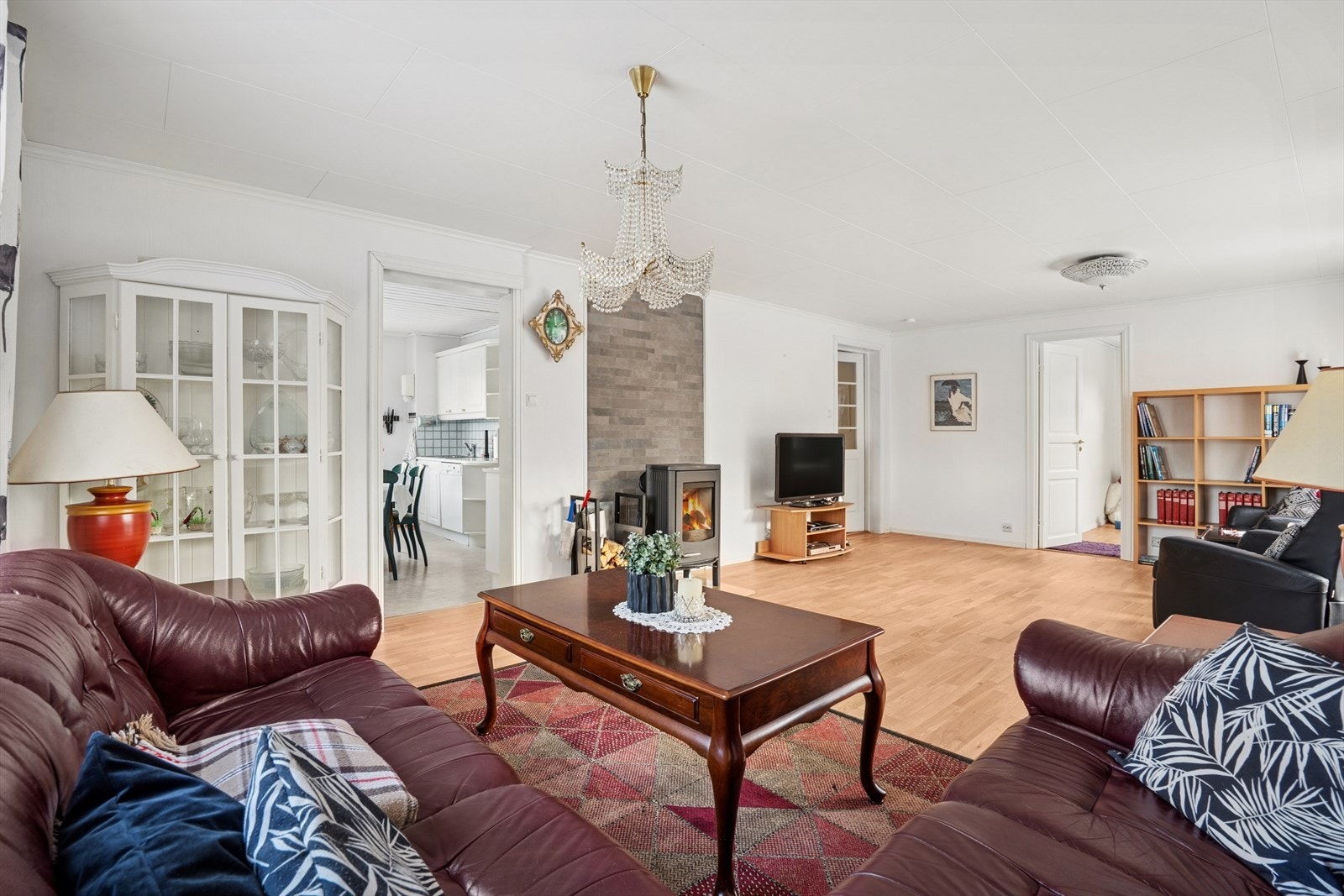 Velkommen inn til en lys og luftig stue med flere soner. Galleribilde