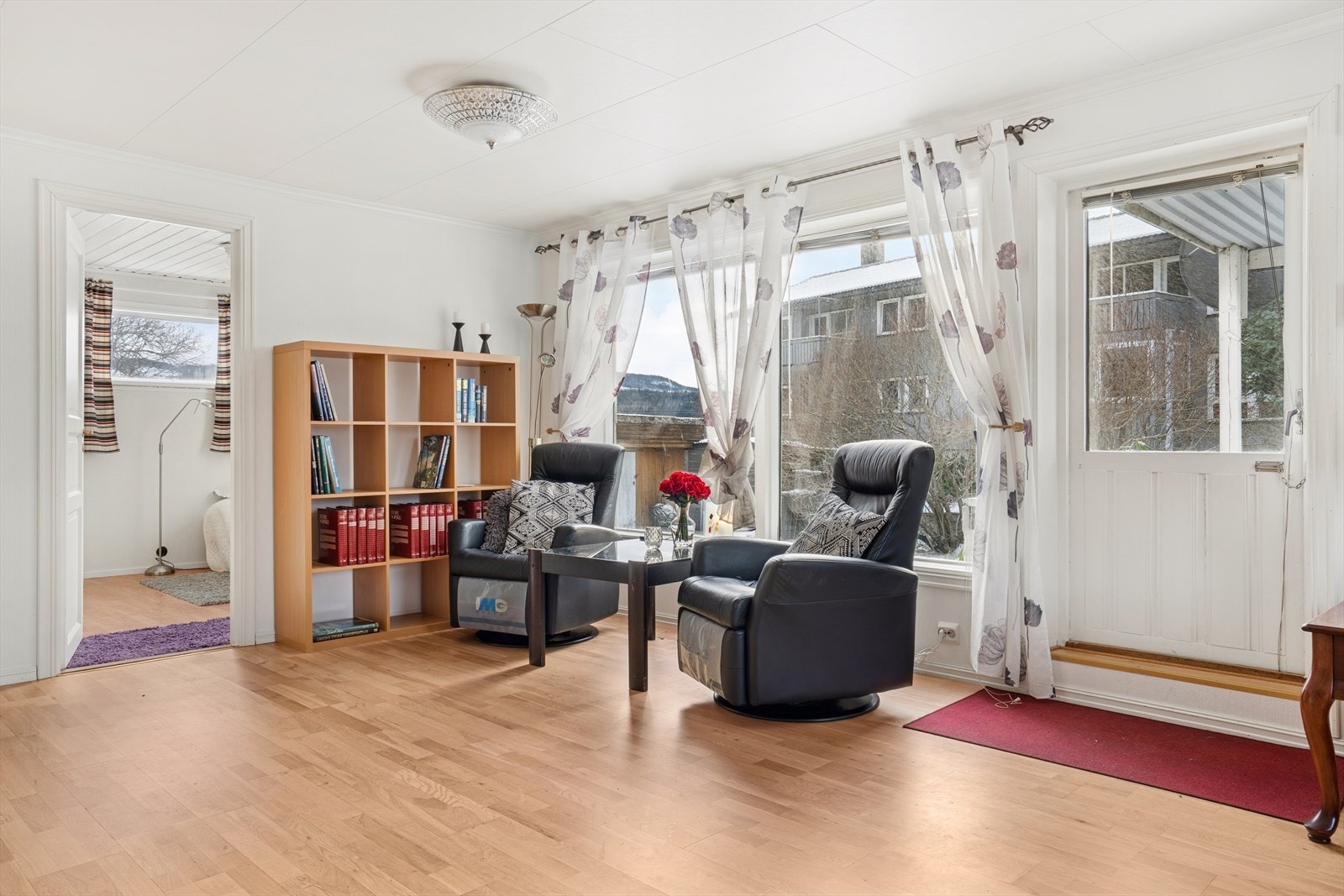 Fra stuen er det direkte utgang til boligens terrasse. Galleribilde