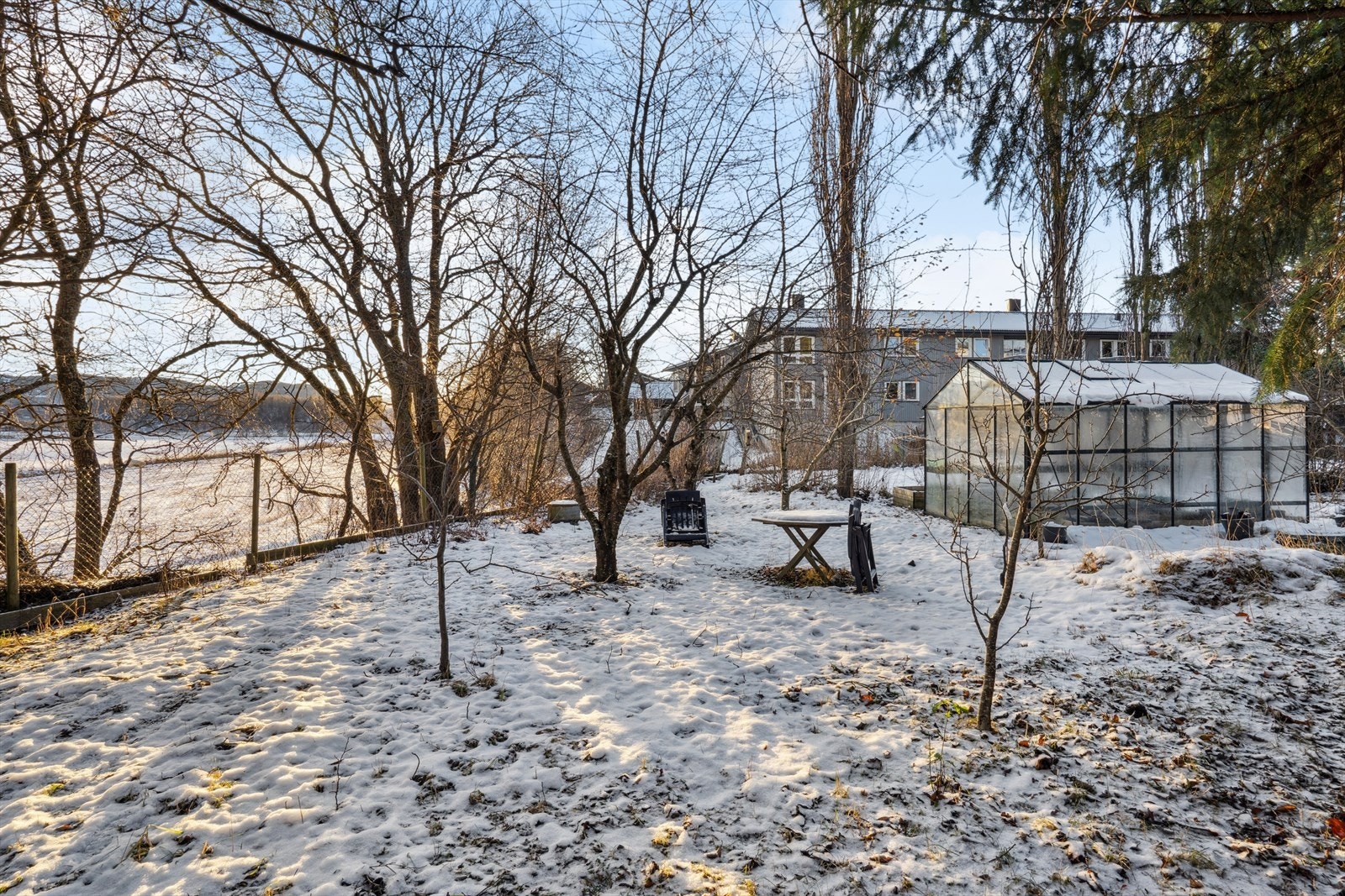 Felleseiet tomt som er opparbeidet med plenareal, prydbusker og beplantning. Galleribilde