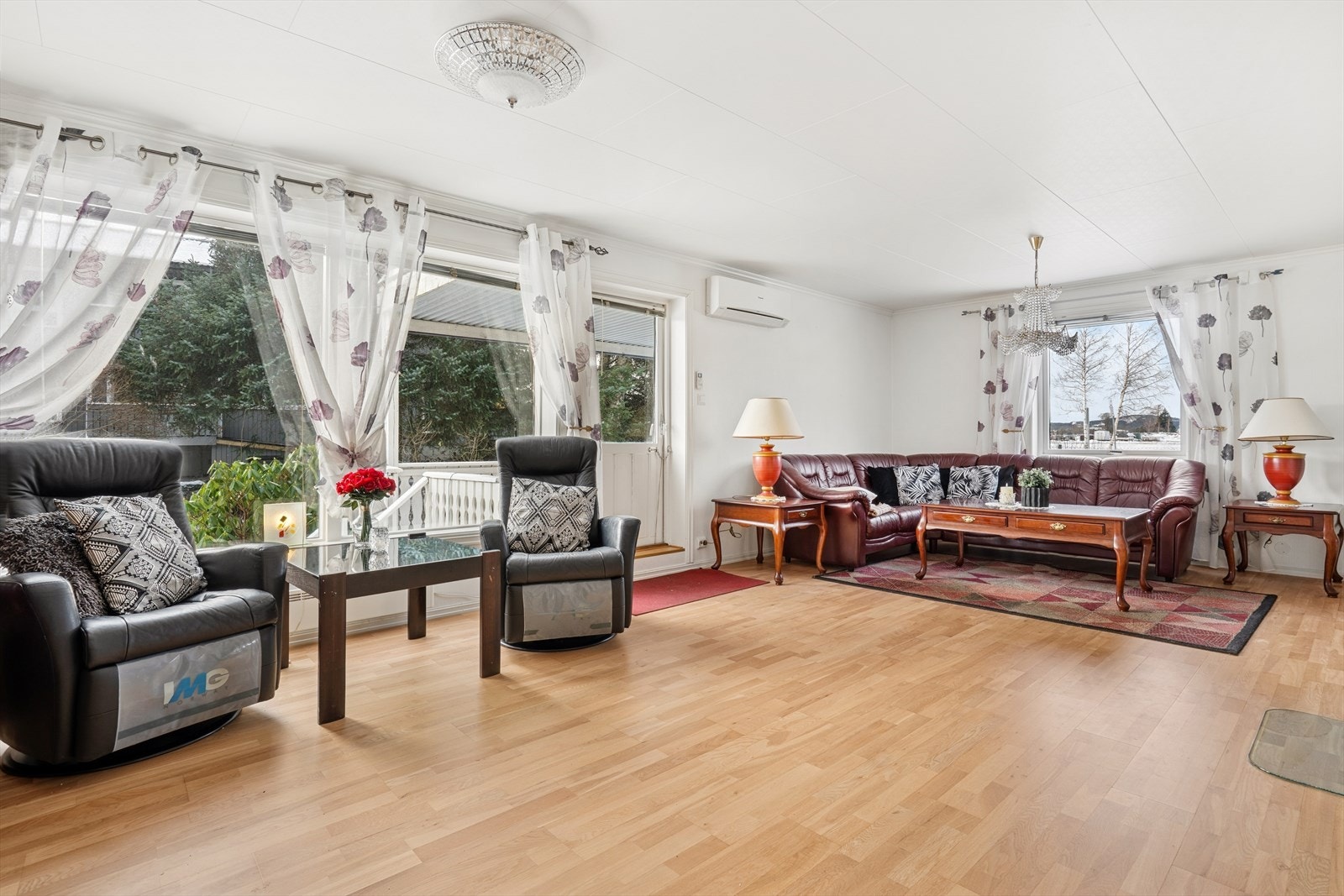 Store vindusflater slipper inn rikelig med dagslys og skaper en behagelig atmosfære. Galleribilde