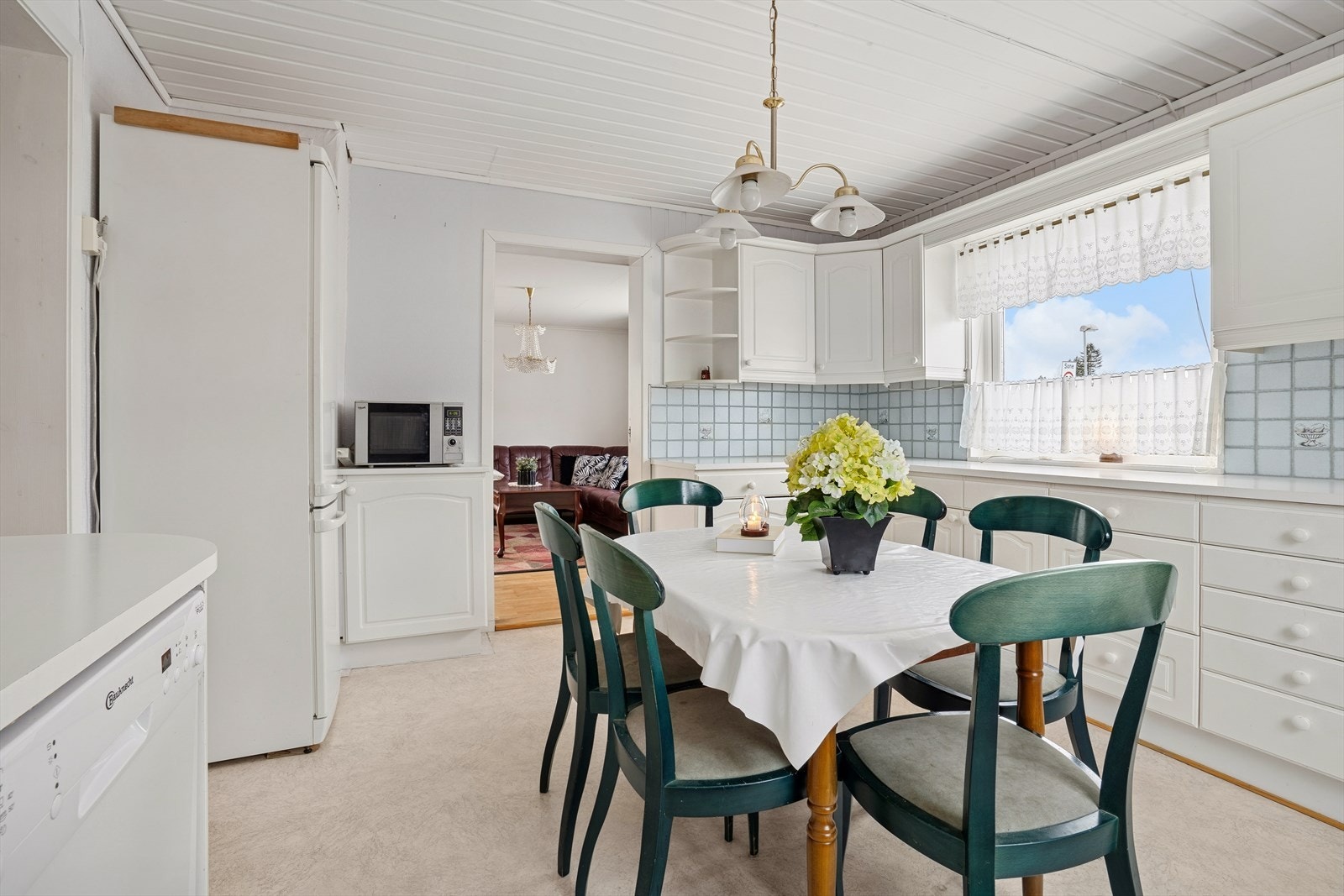 Praktisk kjøkken med god plass til spisebord. Galleribilde