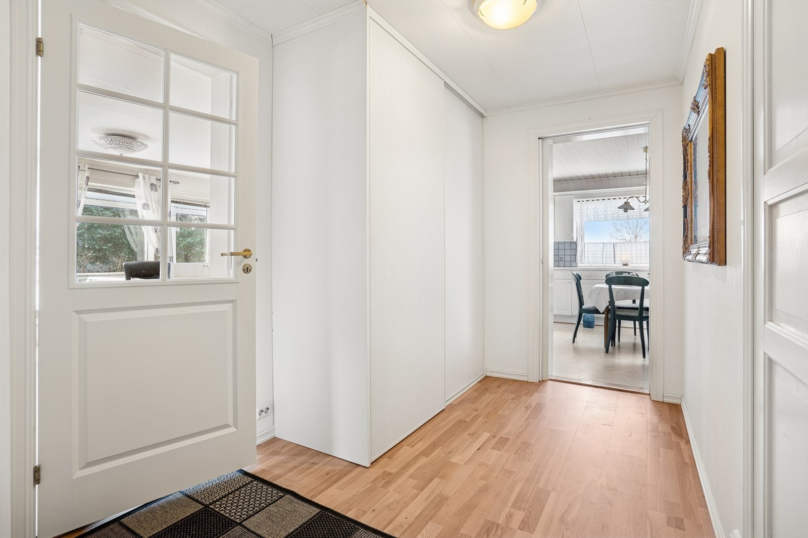 Entre med god plass til skyvedørsgarderobe og annen oppbevaring. Galleribilde