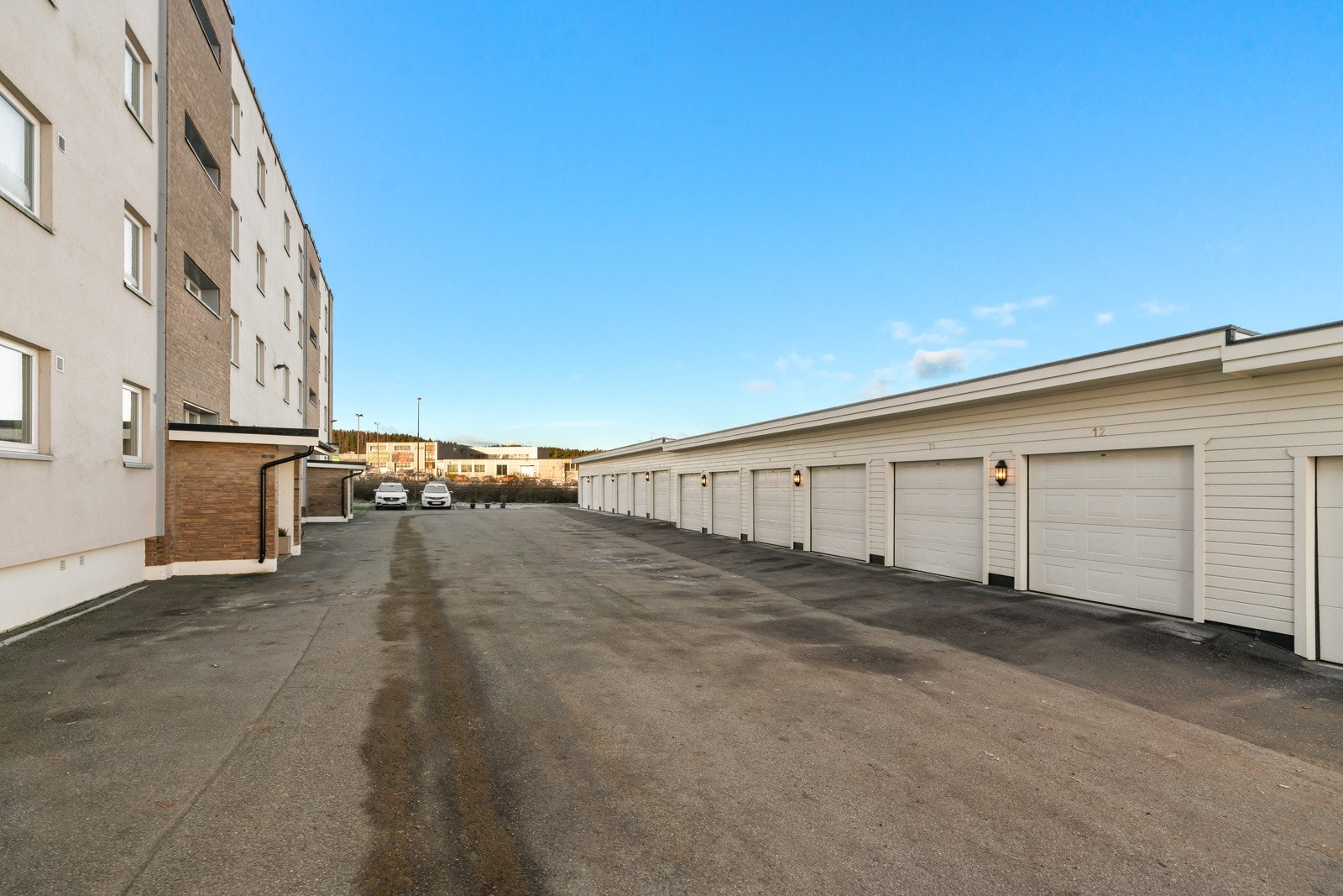 Garasjeplass med elbillader Galleribilde