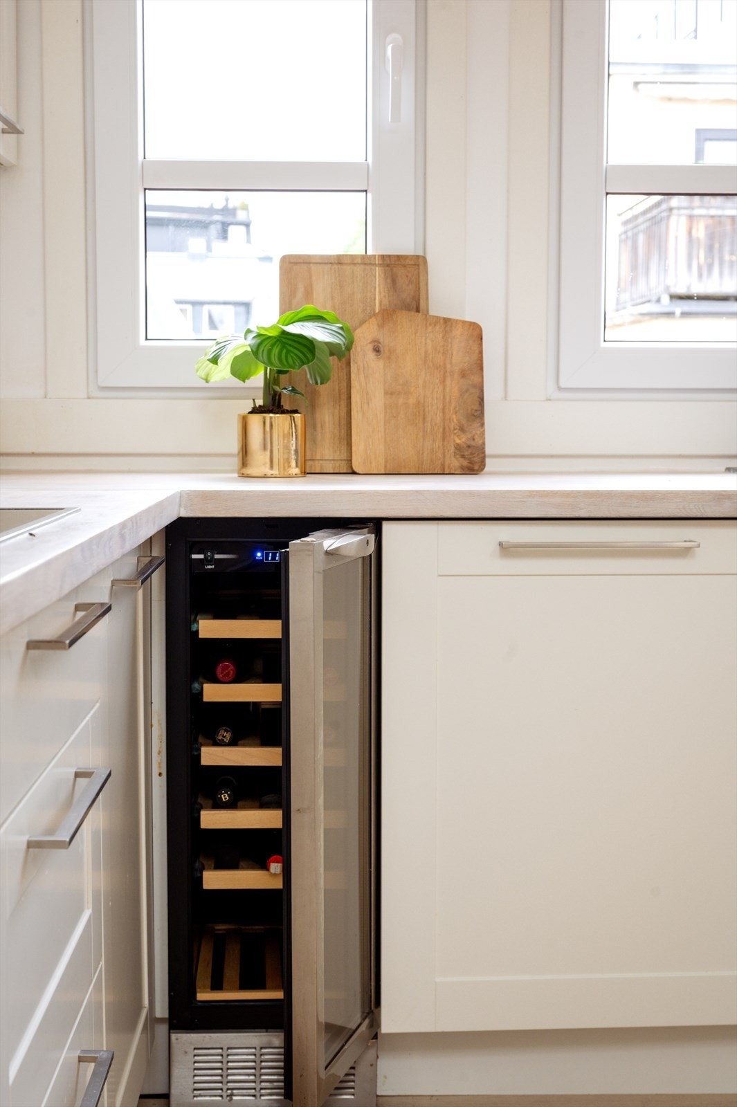 Integrert vinskap og og kvalitetshvitevarer fra blant annet Miele. Galleribilde