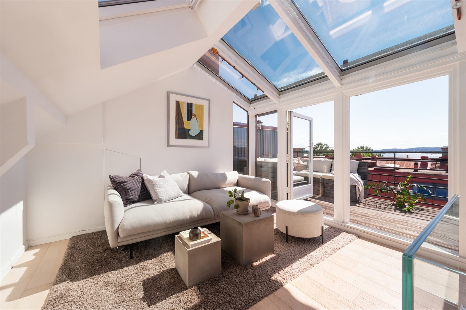 Rommet har god plass til sofa og gir fine muligheter for å skape en lun og hyggelig atmosfære. Galleribilde