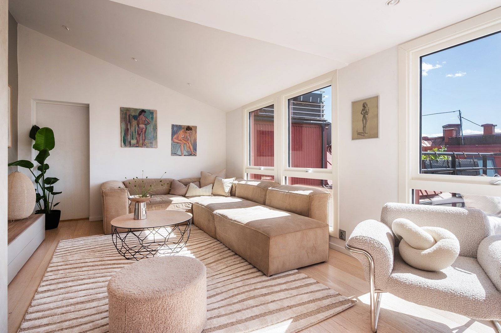 Pene farger og materialvalg i hele leiligheten. Boligen ble pusset opp i 2016/17 og nymalt i 2023. Galleribilde