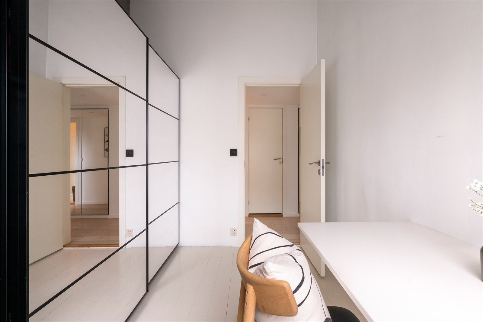 Garderobeskap medfølger. Galleribilde