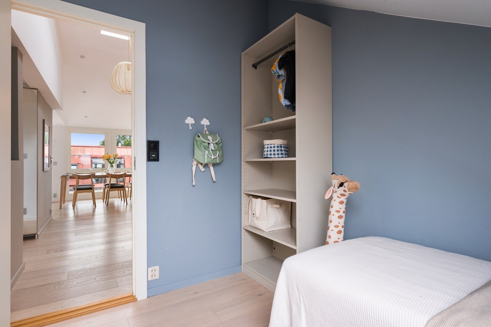 Også her er det plass til dobbeltseng og garderobe. Galleribilde