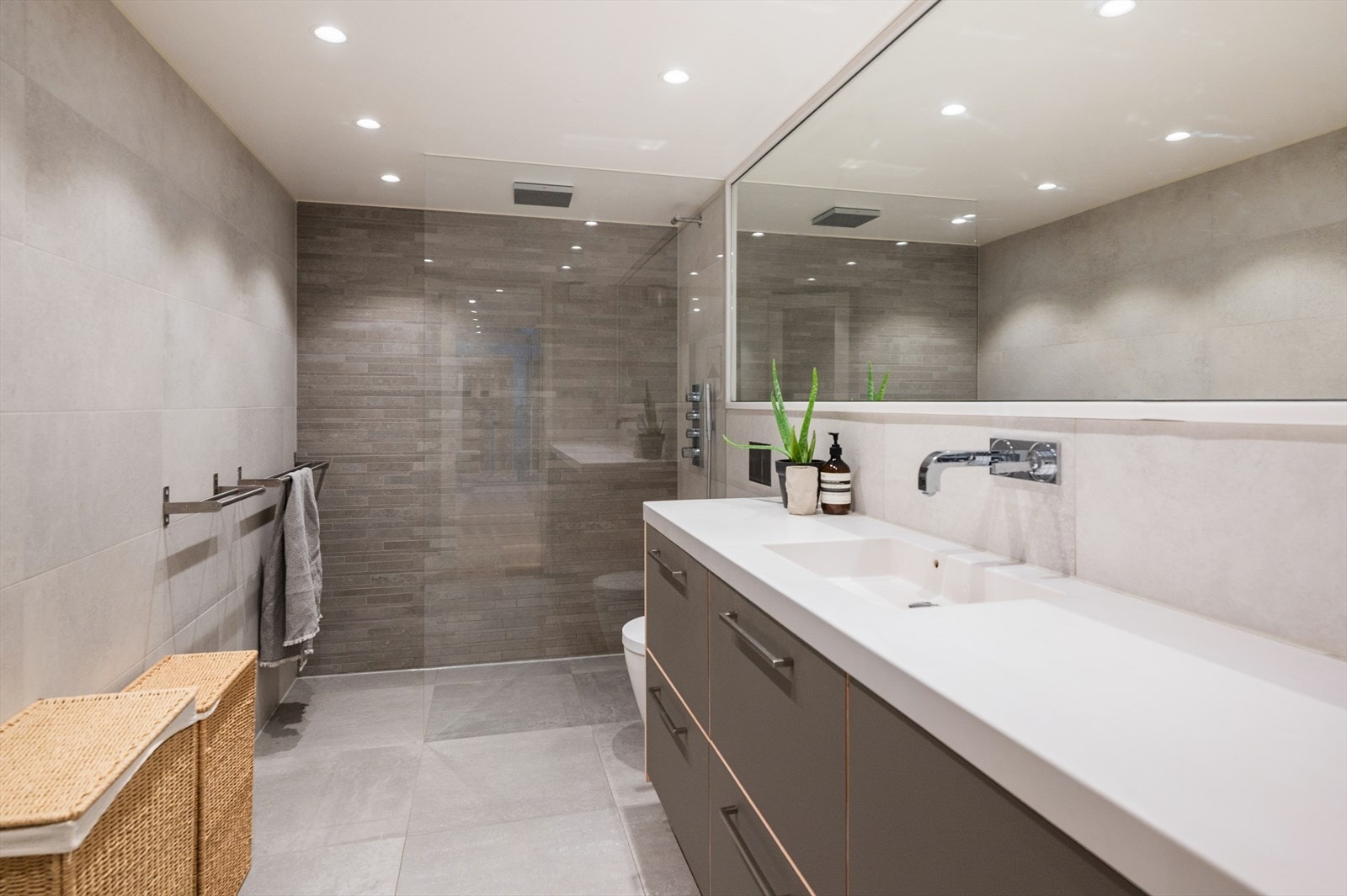 Romslig og lekkert bad som ble pusset opp i 2016. Galleribilde