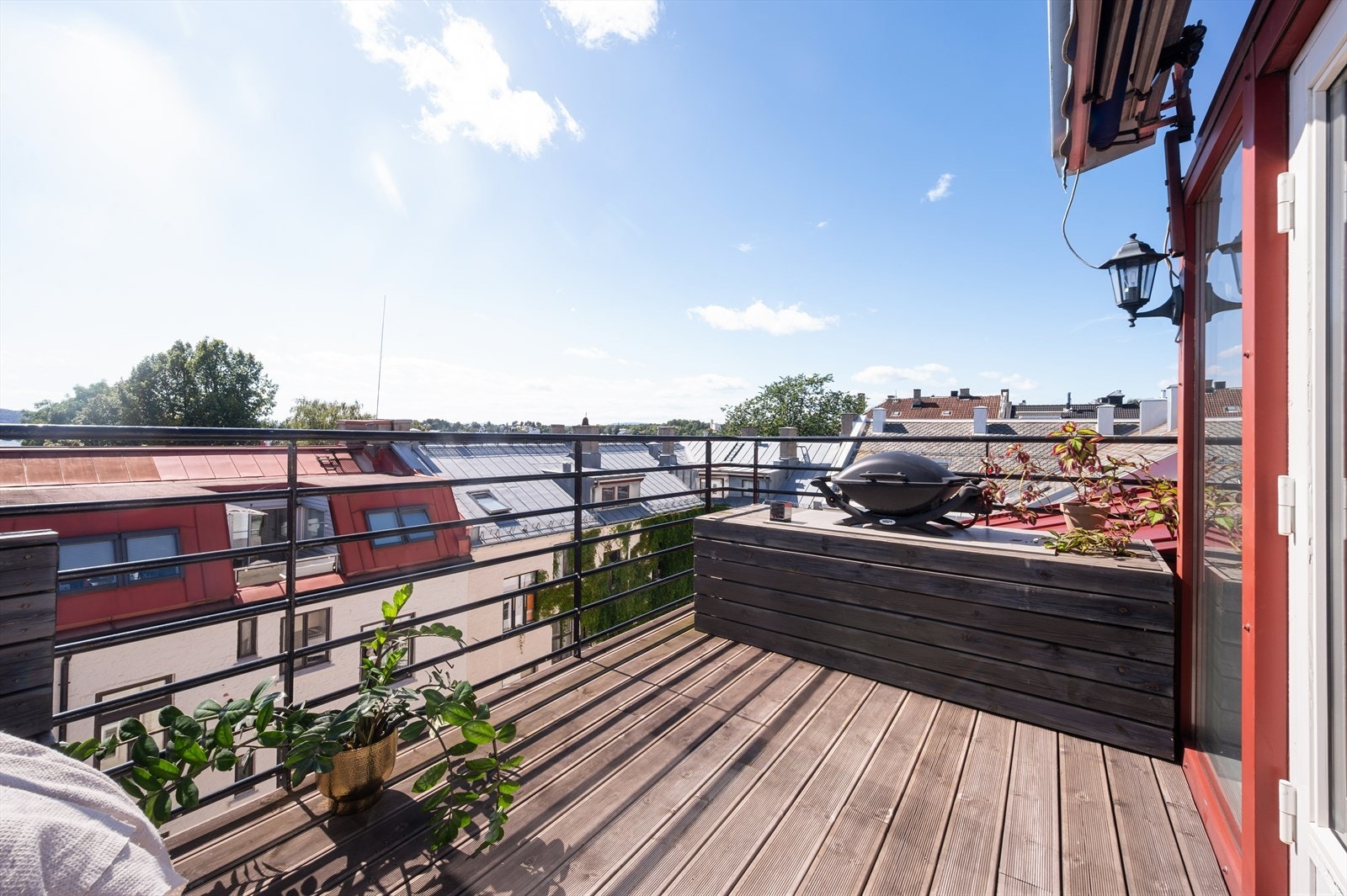 Her får du en romslig takterrasse på 12 kvm med flotte omgivelser og gode rammer for hyggelige stunder. Galleribilde