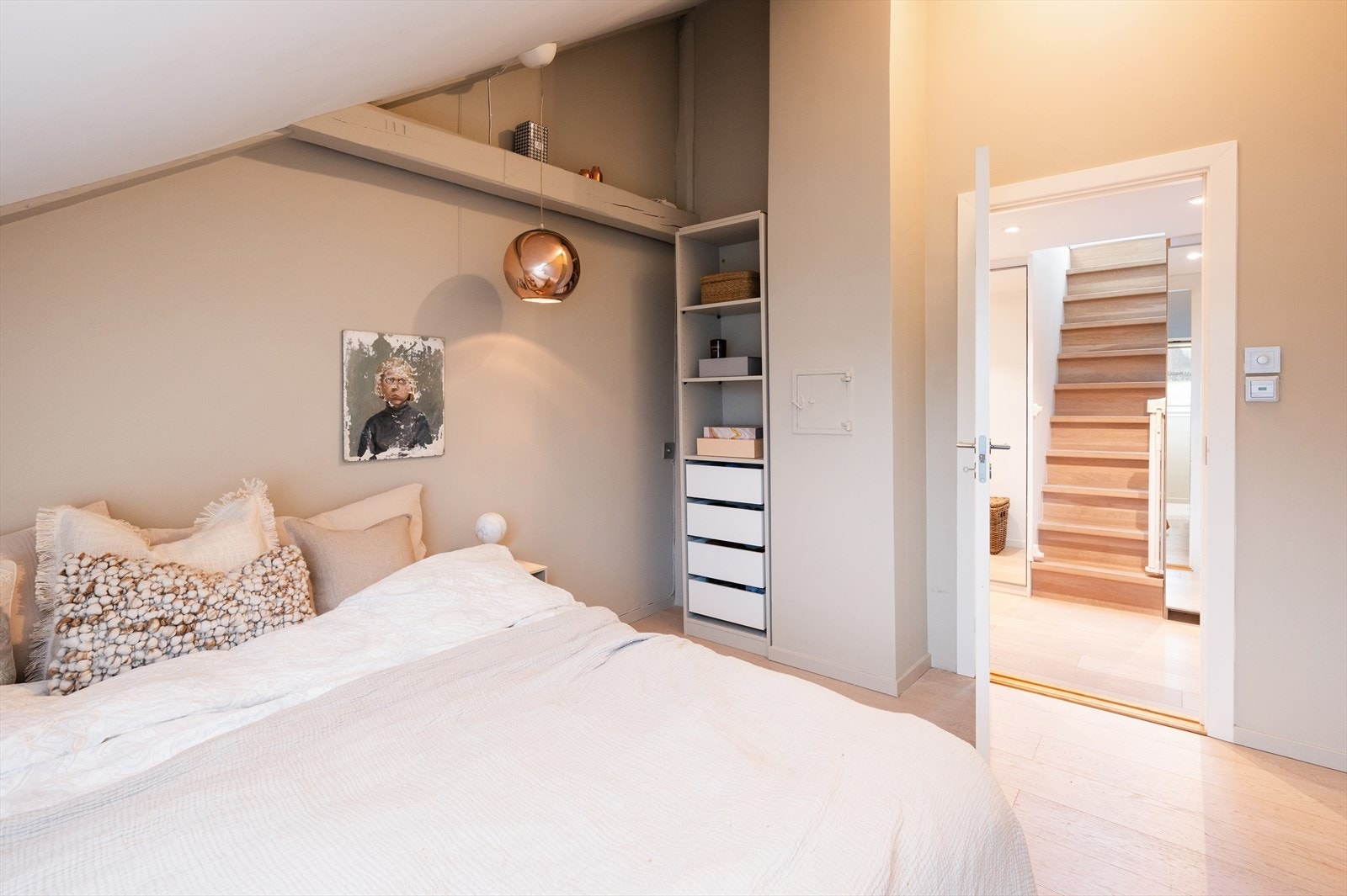 Rommet malt i lune og moderne farger. Galleribilde