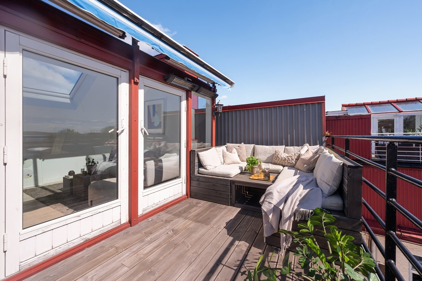 Det er god plass til utemøbler. Her er det sol fra morgen til kveld. Galleribilde