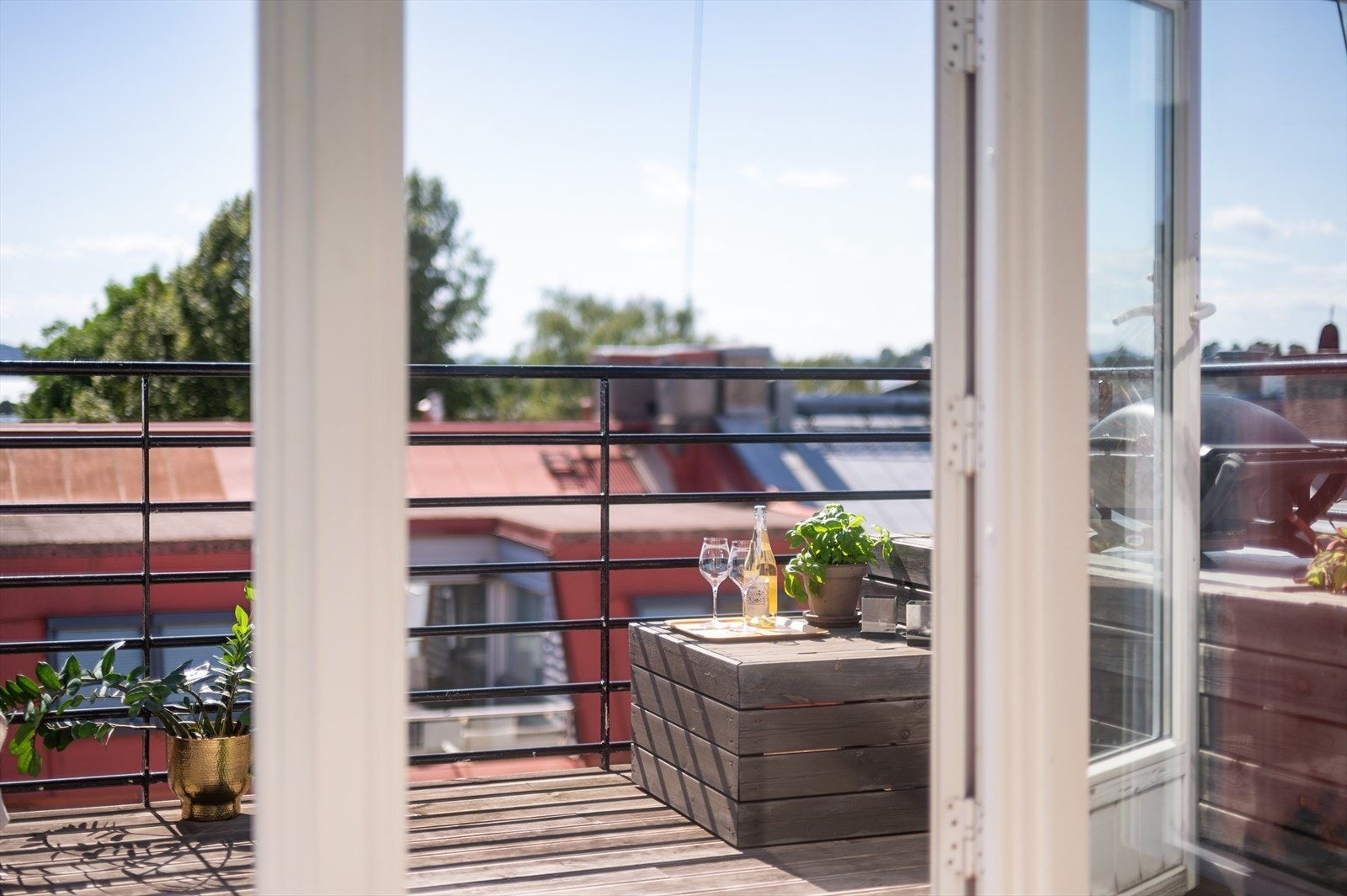 Fra loftstuen er det utgang til boligens fantastiske takterrasse. Galleribilde