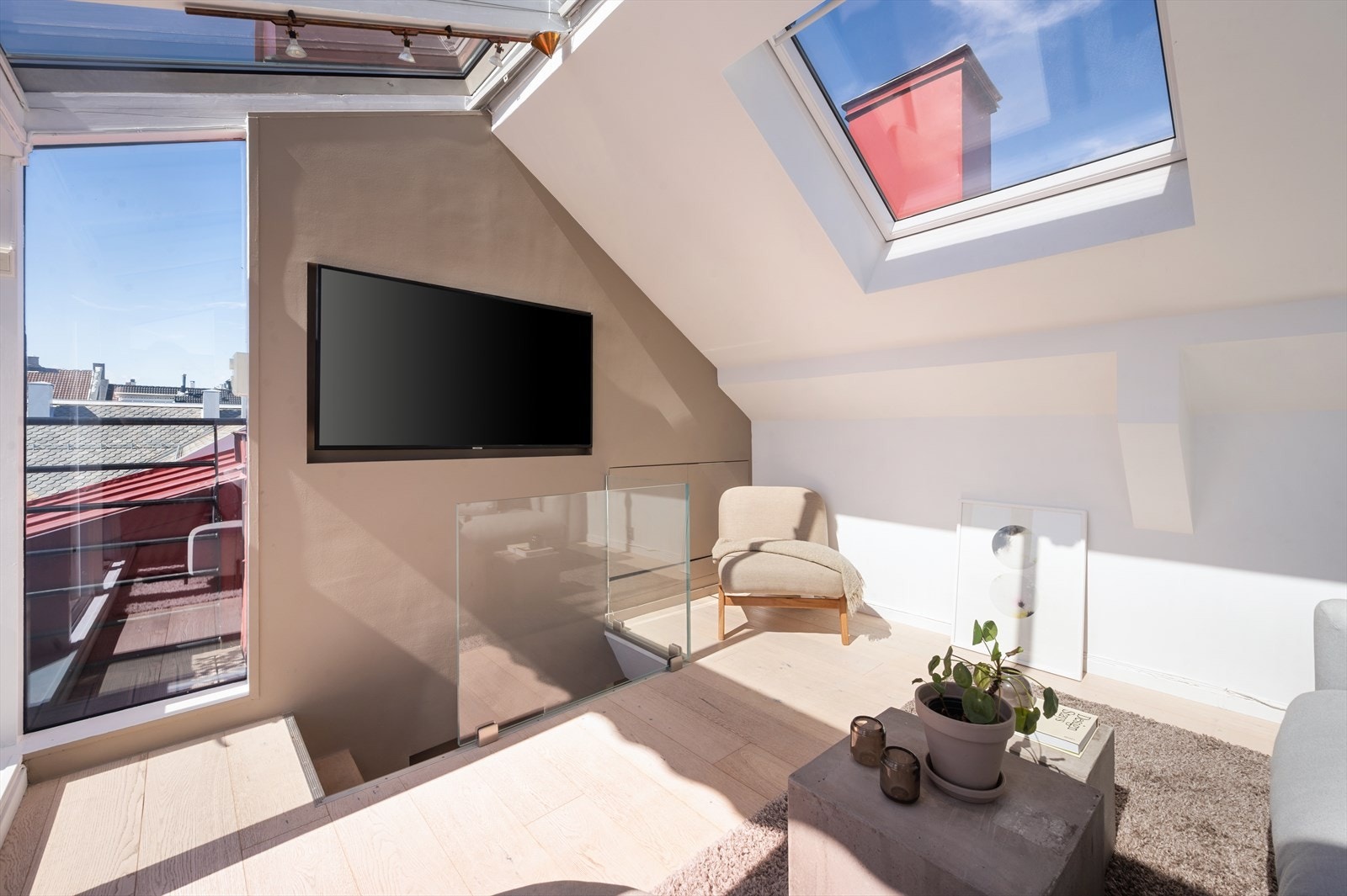 Loftstue. Herfra er det og tilgang til krypeloft med mye lagringsplass. Galleribilde