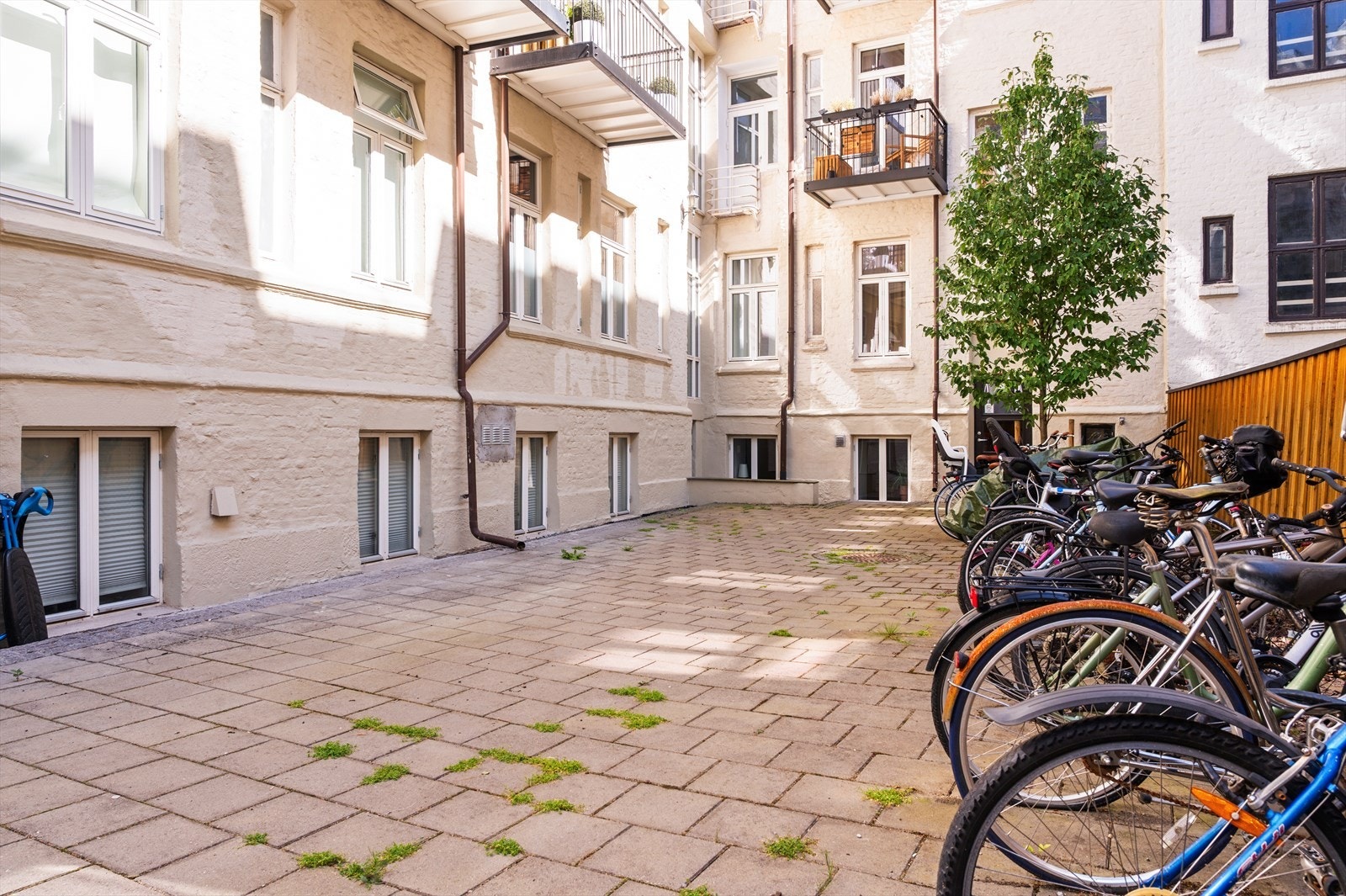 Bakgård med sykkelparkering. Galleribilde