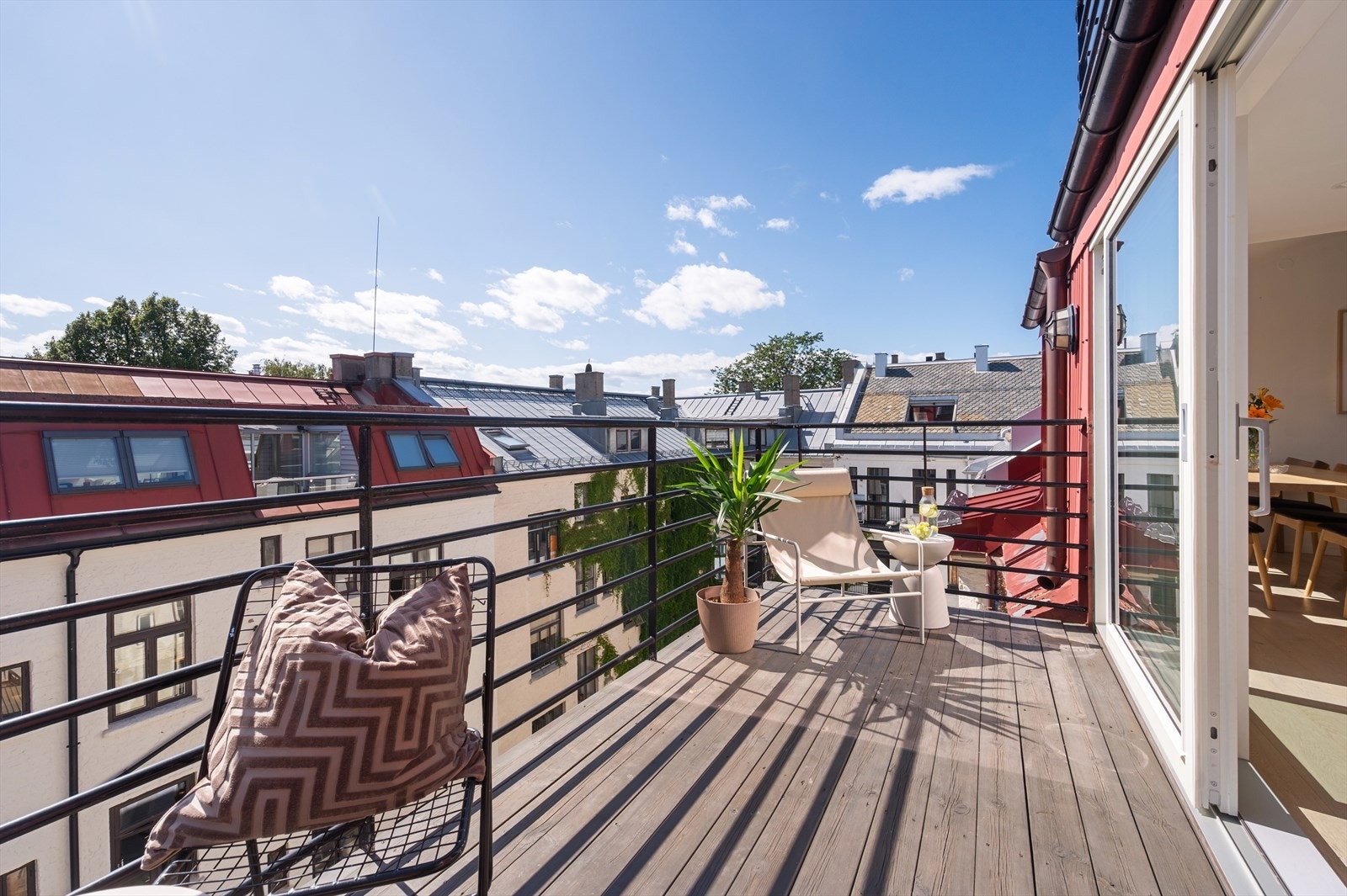 Begge uteplassene har god størrelse og gode solforhold, samt lite innsyn. Her kan du nyte lange dager i solen. Galleribilde