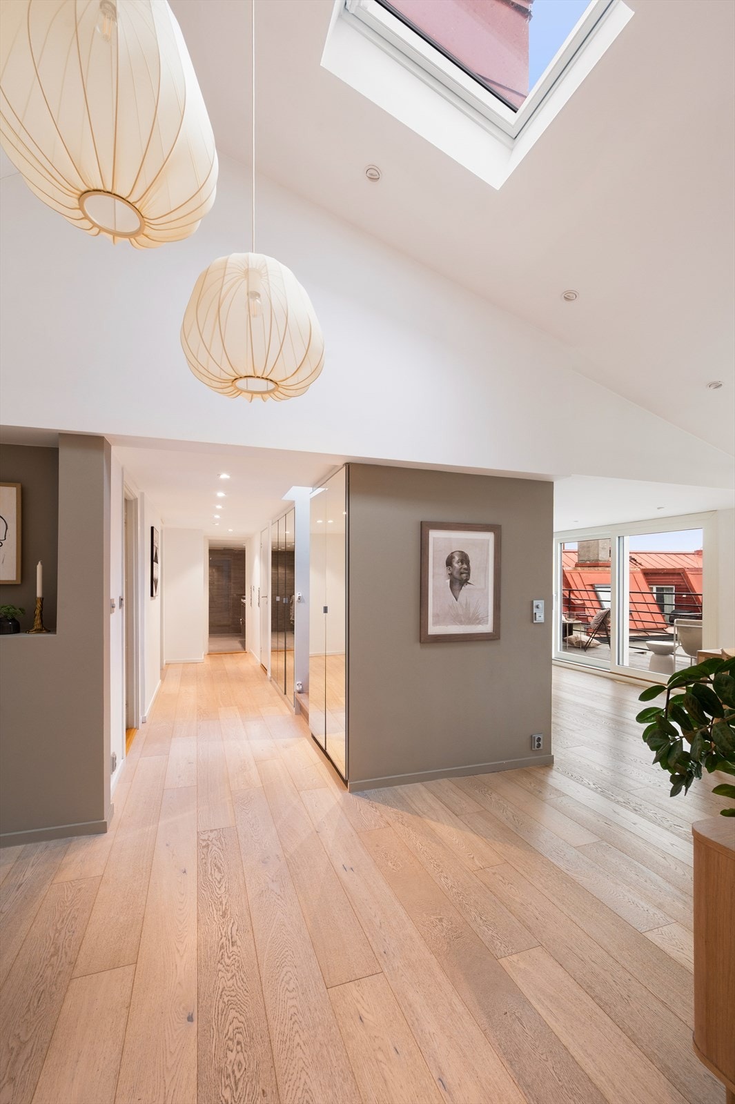 Lys og innbydende hall med takvindu og gode oppbevaringsløsninger. Imponerende takhøyde på opptil 3,65 m gir en luftig romfølelse. Galleribilde