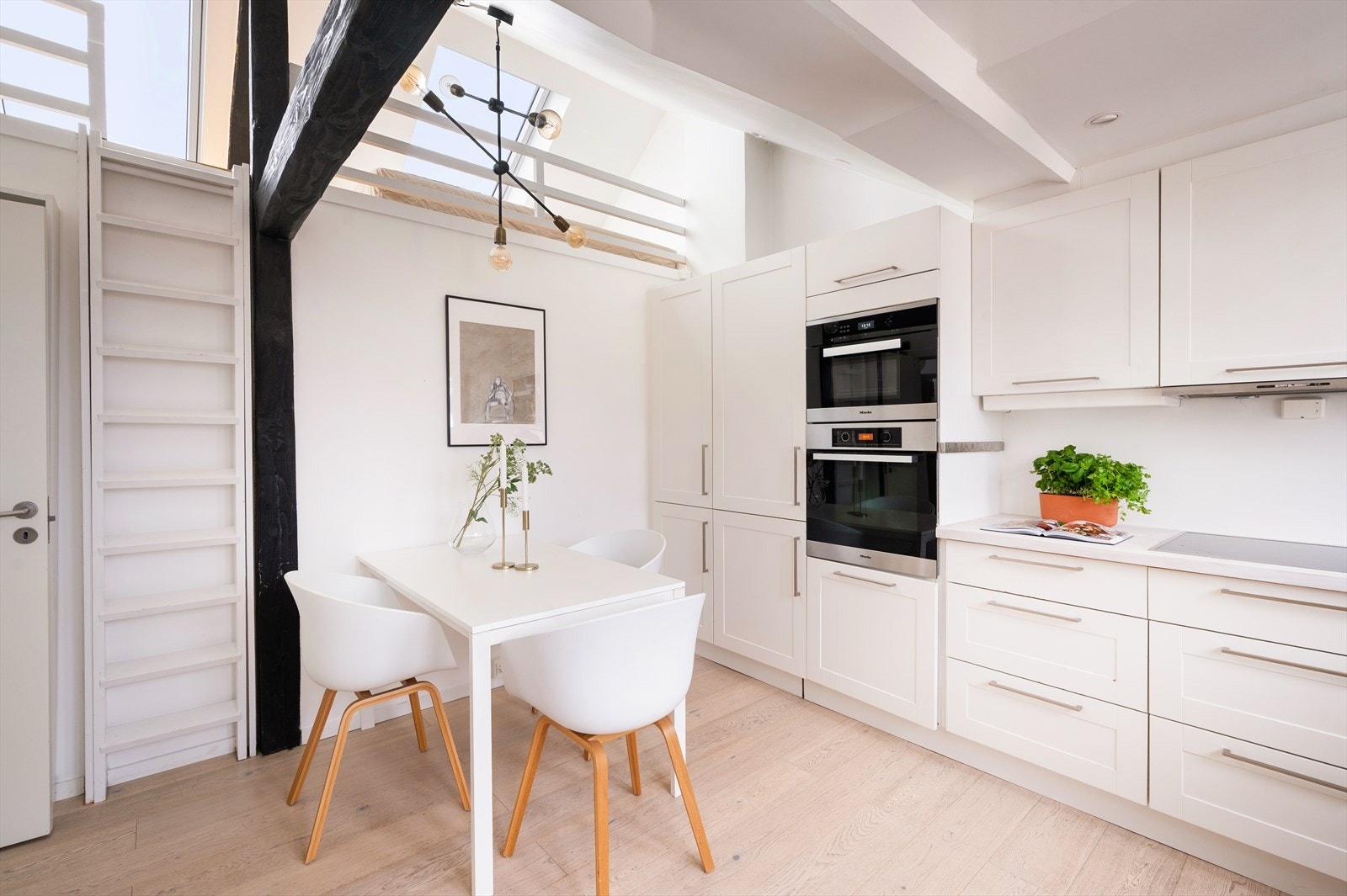 Innredning fra kvalitetsleverandøren Strai, pusset opp i 2016/17. Taklampe og bord med designstoler medfølger. Galleribilde