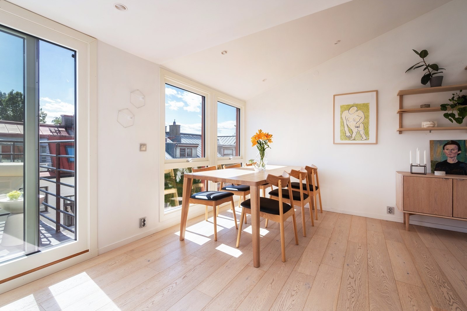 Stuen har god plass til en egen spisesone. Galleribilde