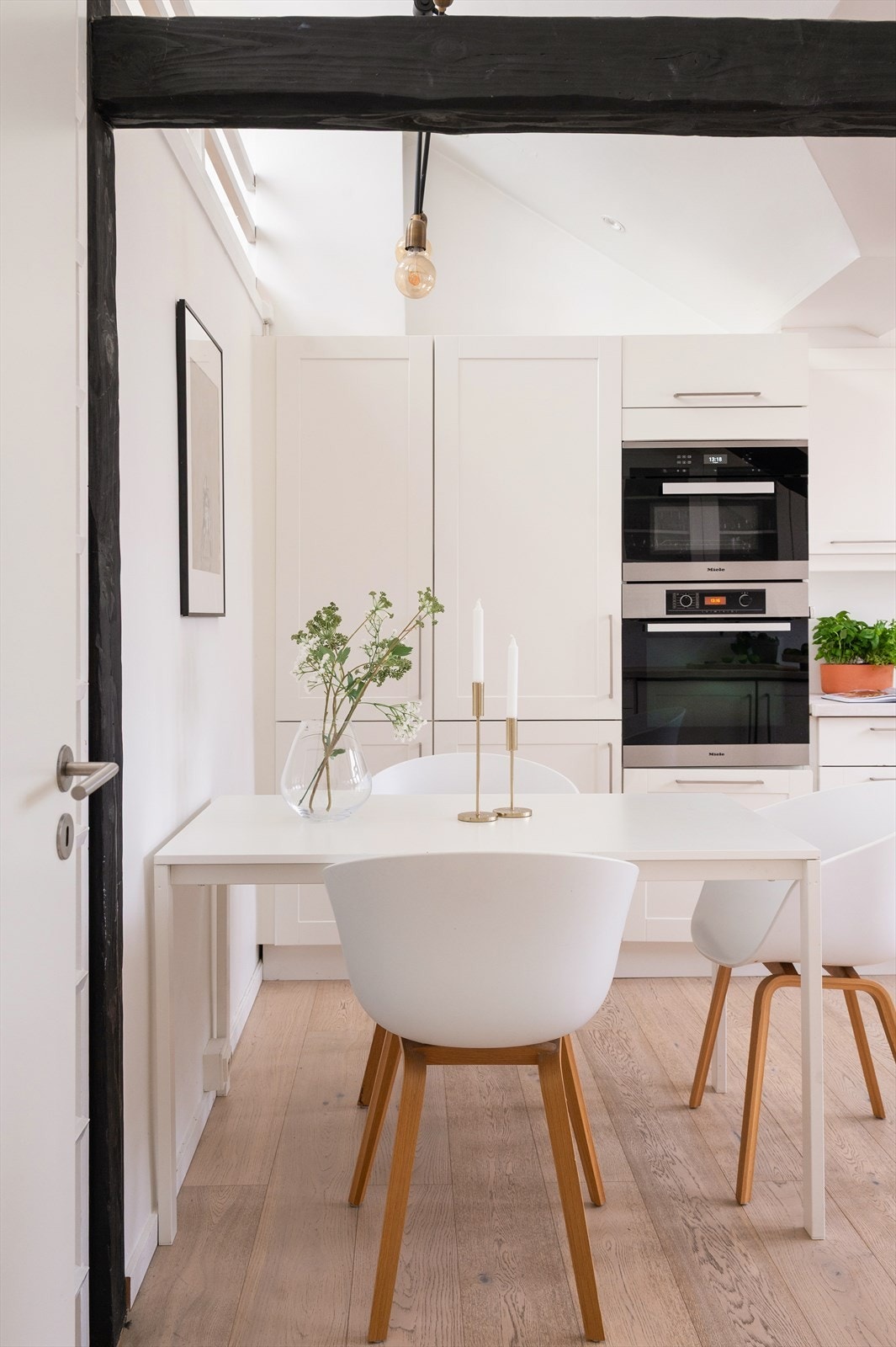 Fin plass til spisebord også på kjøkkenet. Galleribilde