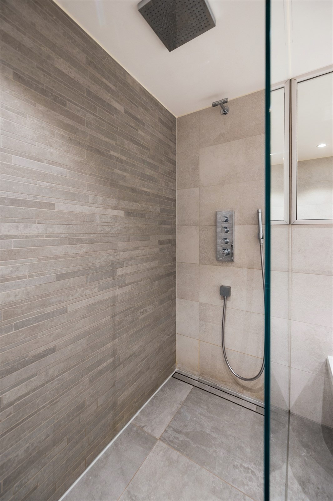 Her får du en romslig dusjnisje med håndholdt og regndusj. Galleribilde