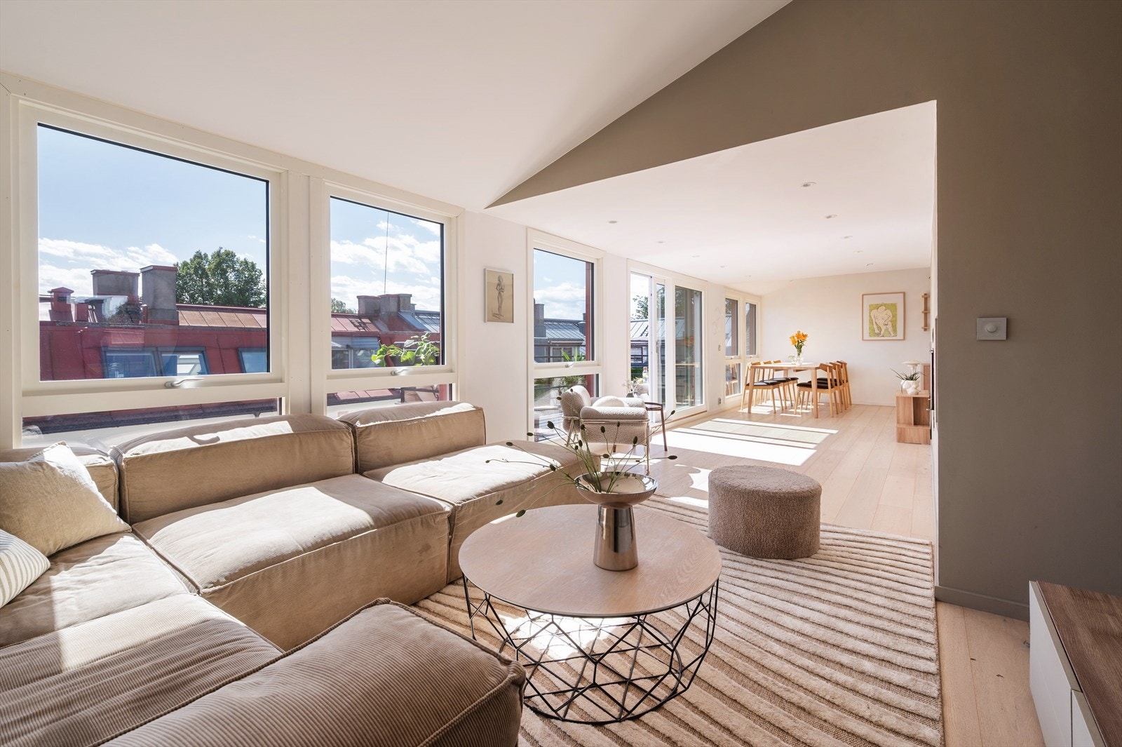 Leiligheten har fantastisk lysinnslipp og god planløsning med store oppholdsrom. Galleribilde