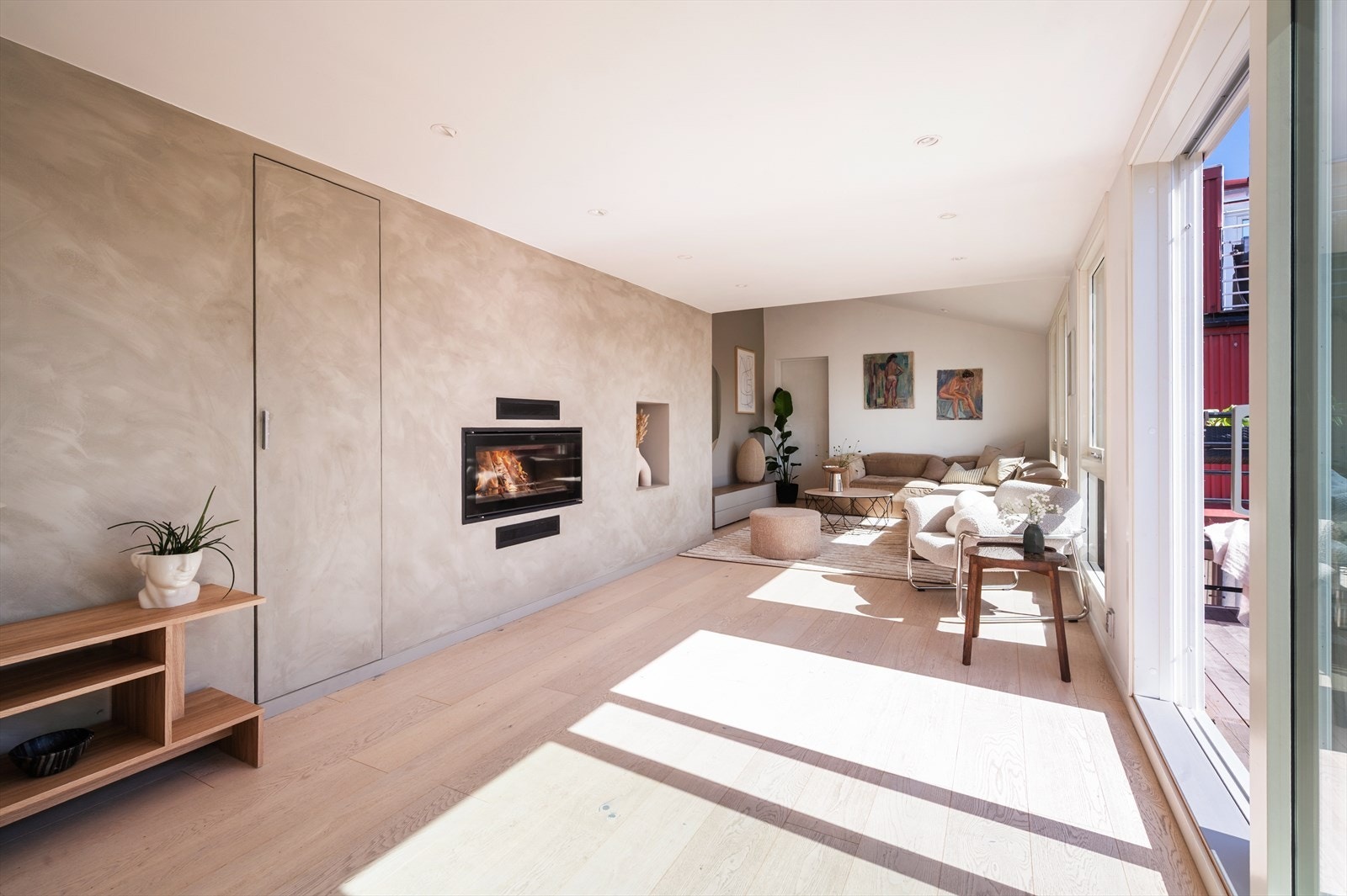 Stilig kontrastvegg med integrert peisovn og praktisk oppbevaring. Galleribilde