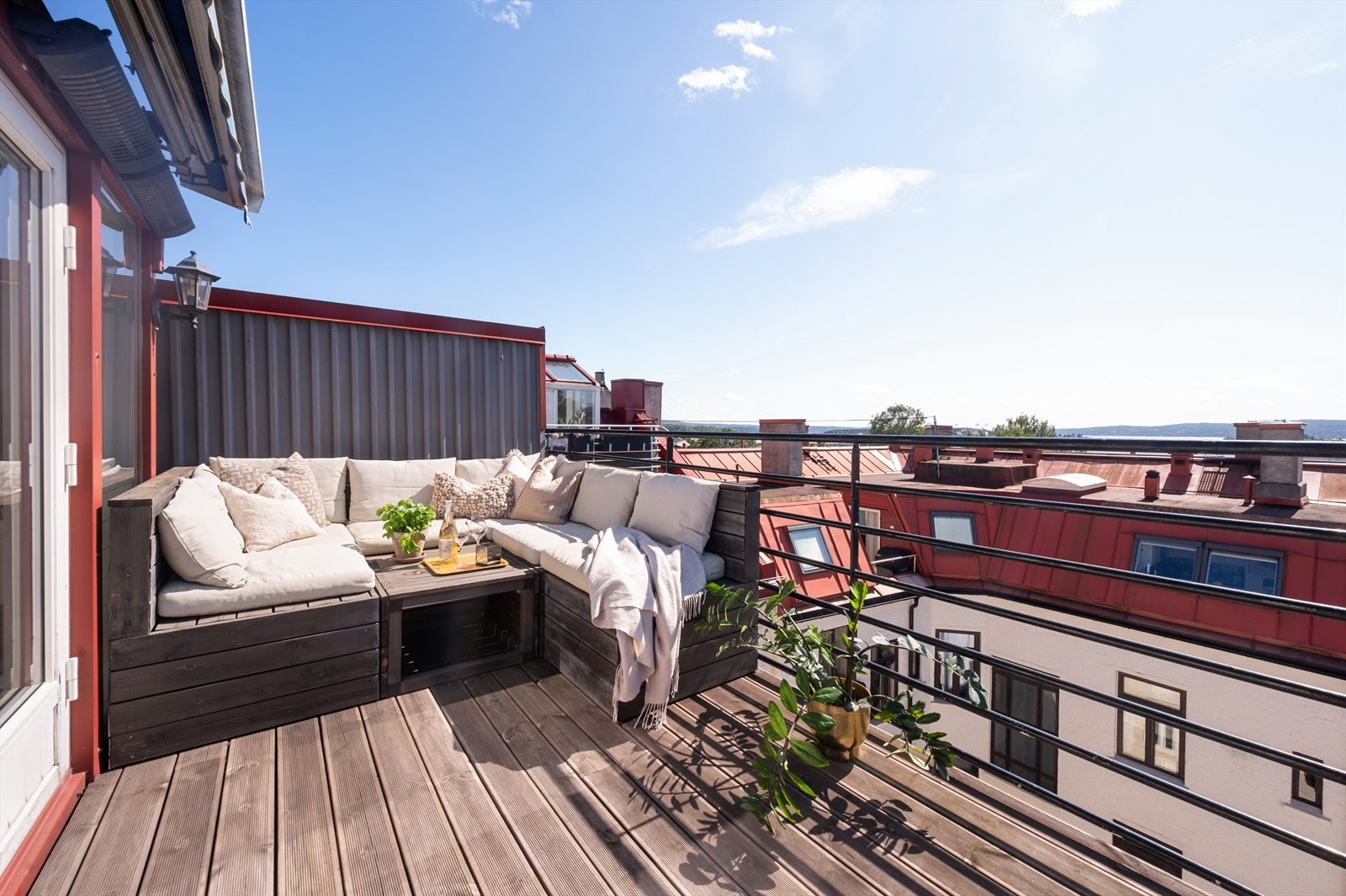 En eksklusiv og sjelden toppleilighet over to plan med to private uteplasser, flott utsikt og svært gode solforhold. Galleribilde