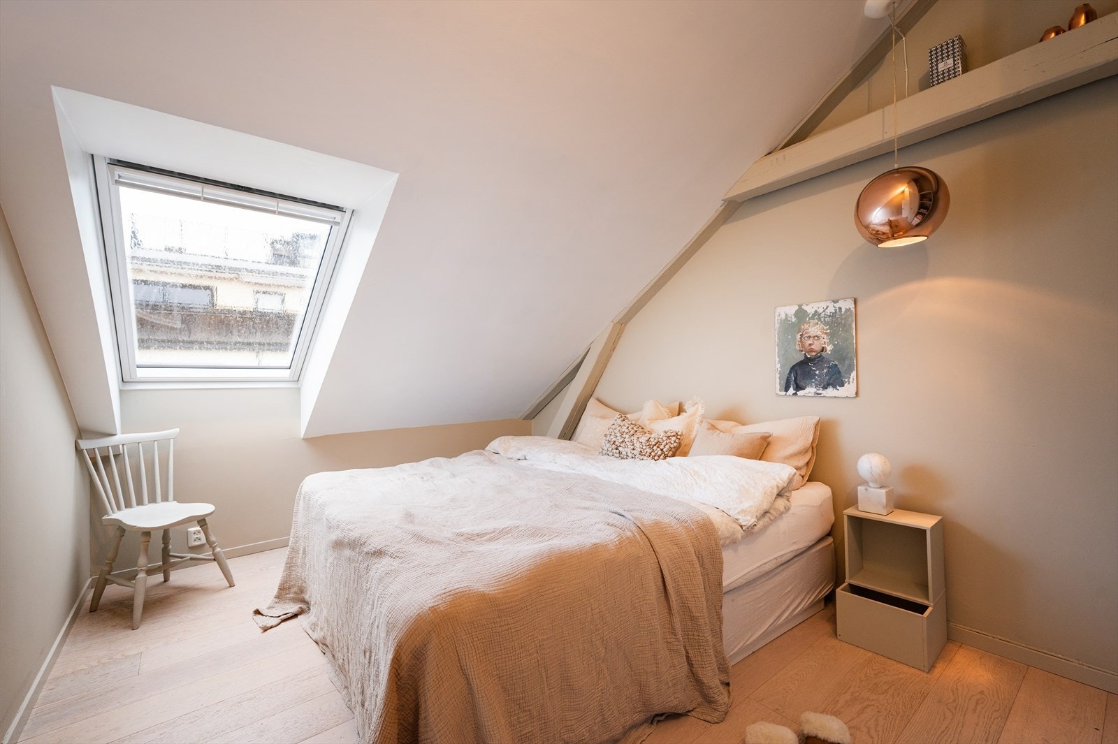 Hovedsoverom med god plass til dobbeltseng og tilhørende møblement. Galleribilde