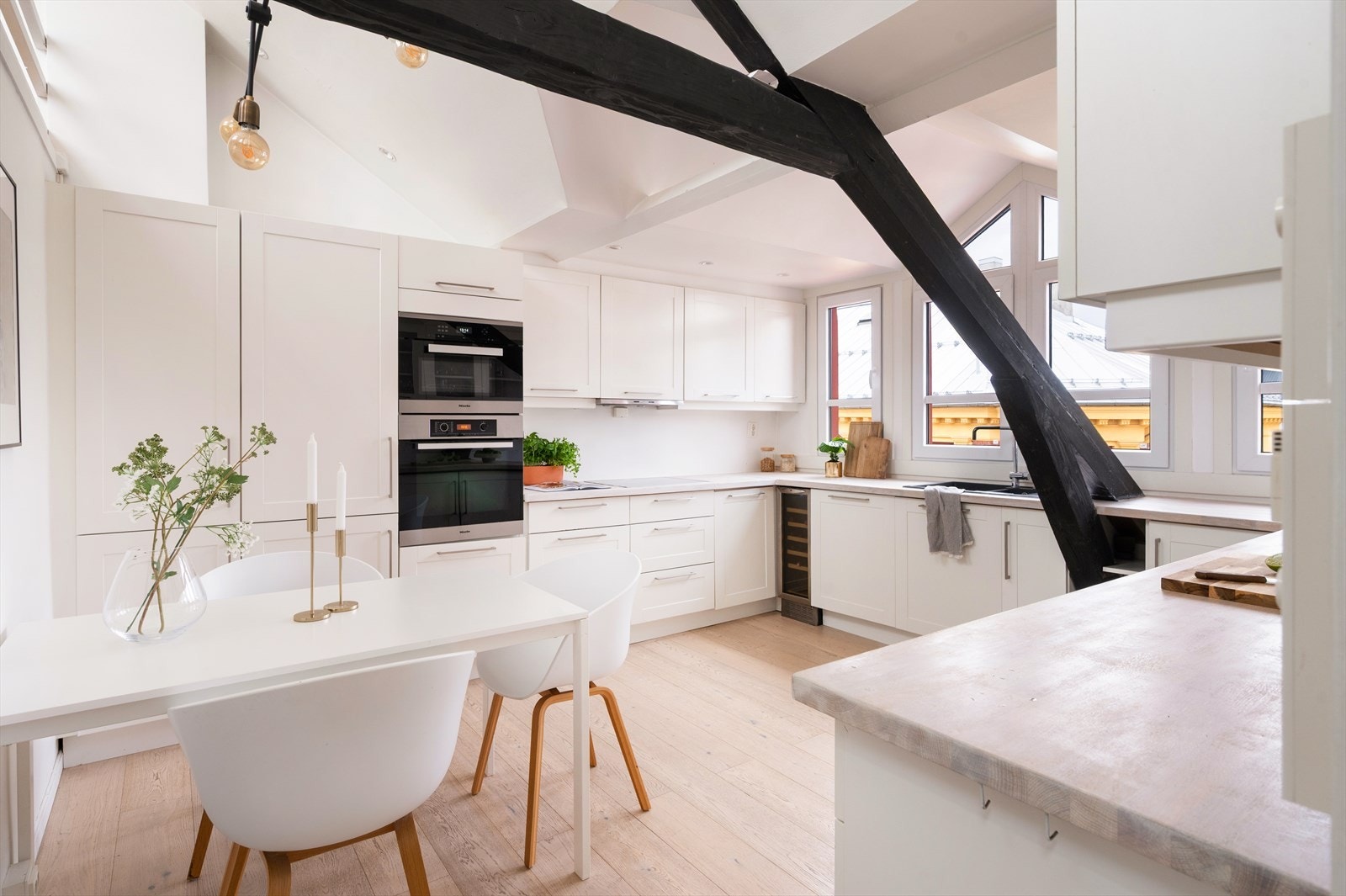 Romslig og moderne separat kjøkken. Store vinduer både på vegg og i tak. Galleribilde